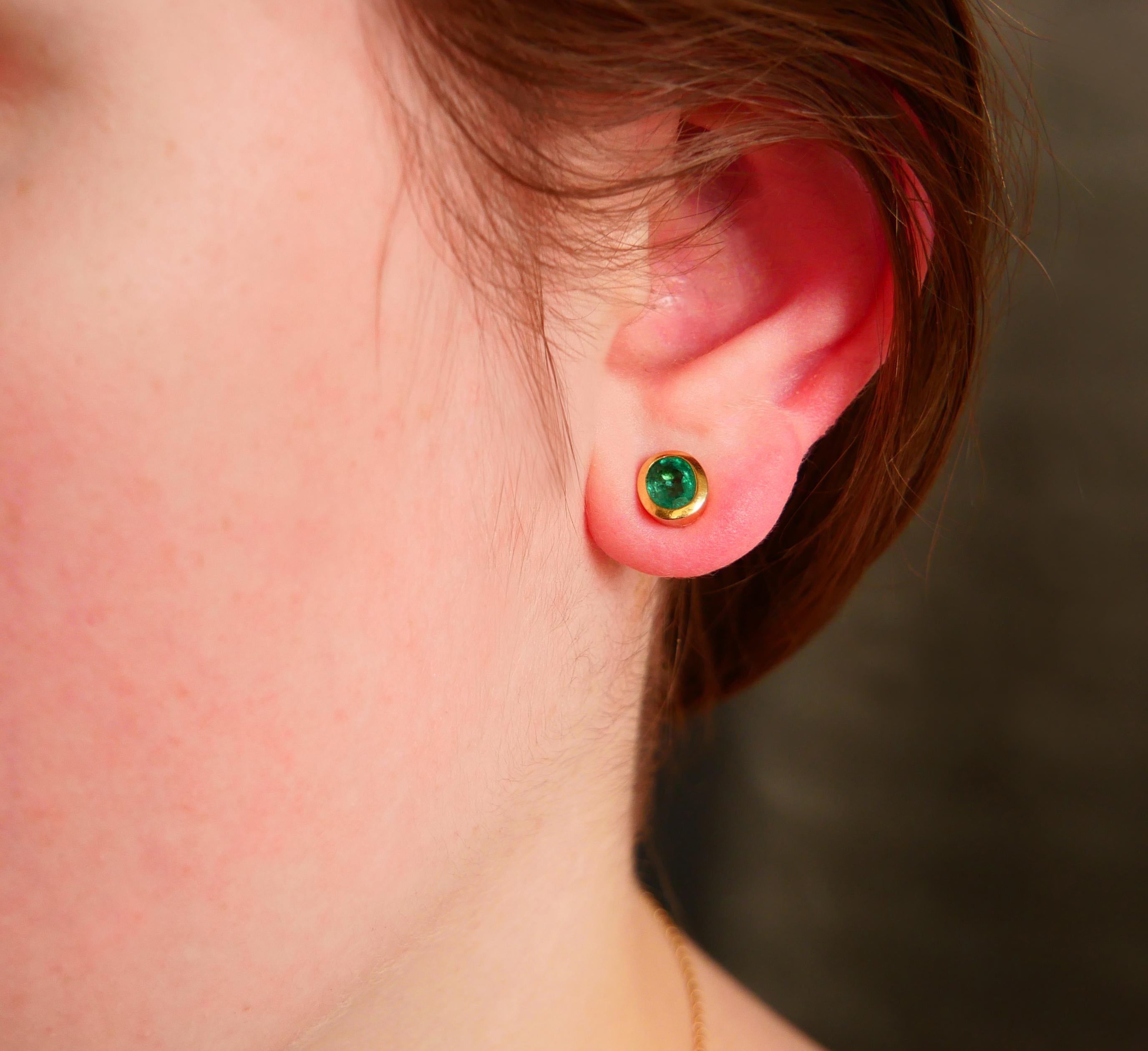 Women's Vintage European stud Earrings 1.5ctw Emeralds solid 18K Gold / 3.65 gr
