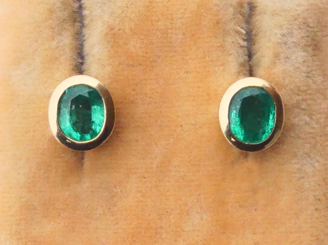 Vintage European stud Earrings 1.5ctw Emeralds solid 18K Gold / 3.65 gr 1