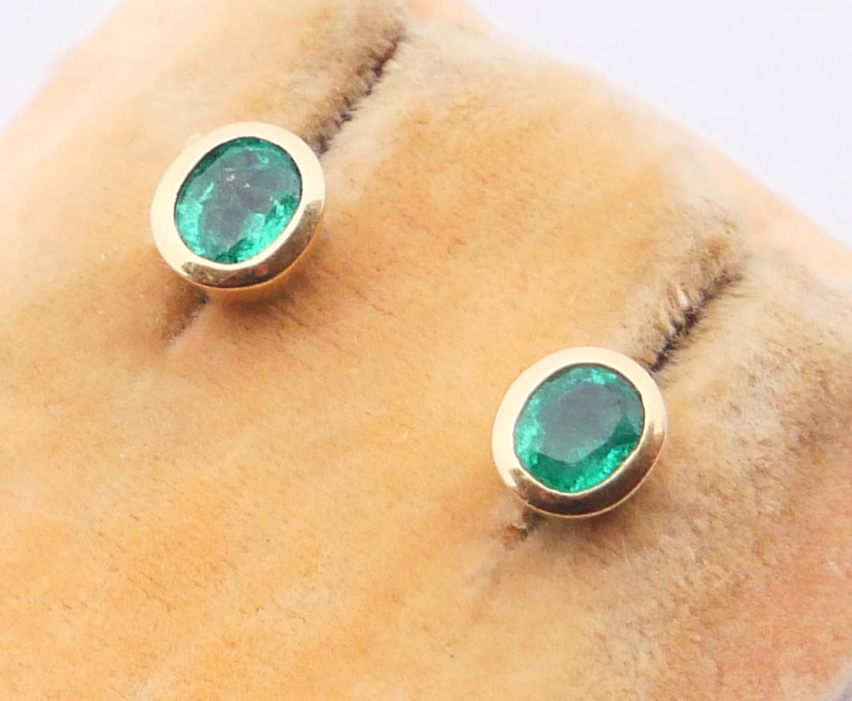 Vintage European stud Earrings 1.5ctw Emeralds solid 18K Gold / 3.65 gr 2