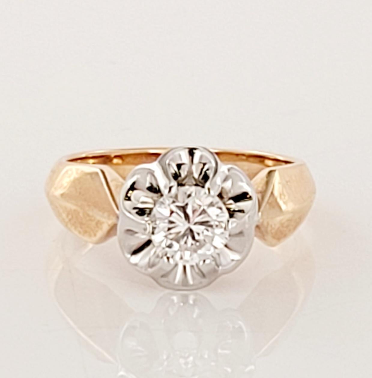 Erleben Sie die zeitlose Eleganz des europäischen Vintage-Stils mit diesem exquisiten Solitär-Diamantring. Dieser Ring aus 14-karätigem Roségold und Palladium ist mit einem atemberaubenden 1-Kolben-Diamanten besetzt, der mit unvergleichlicher