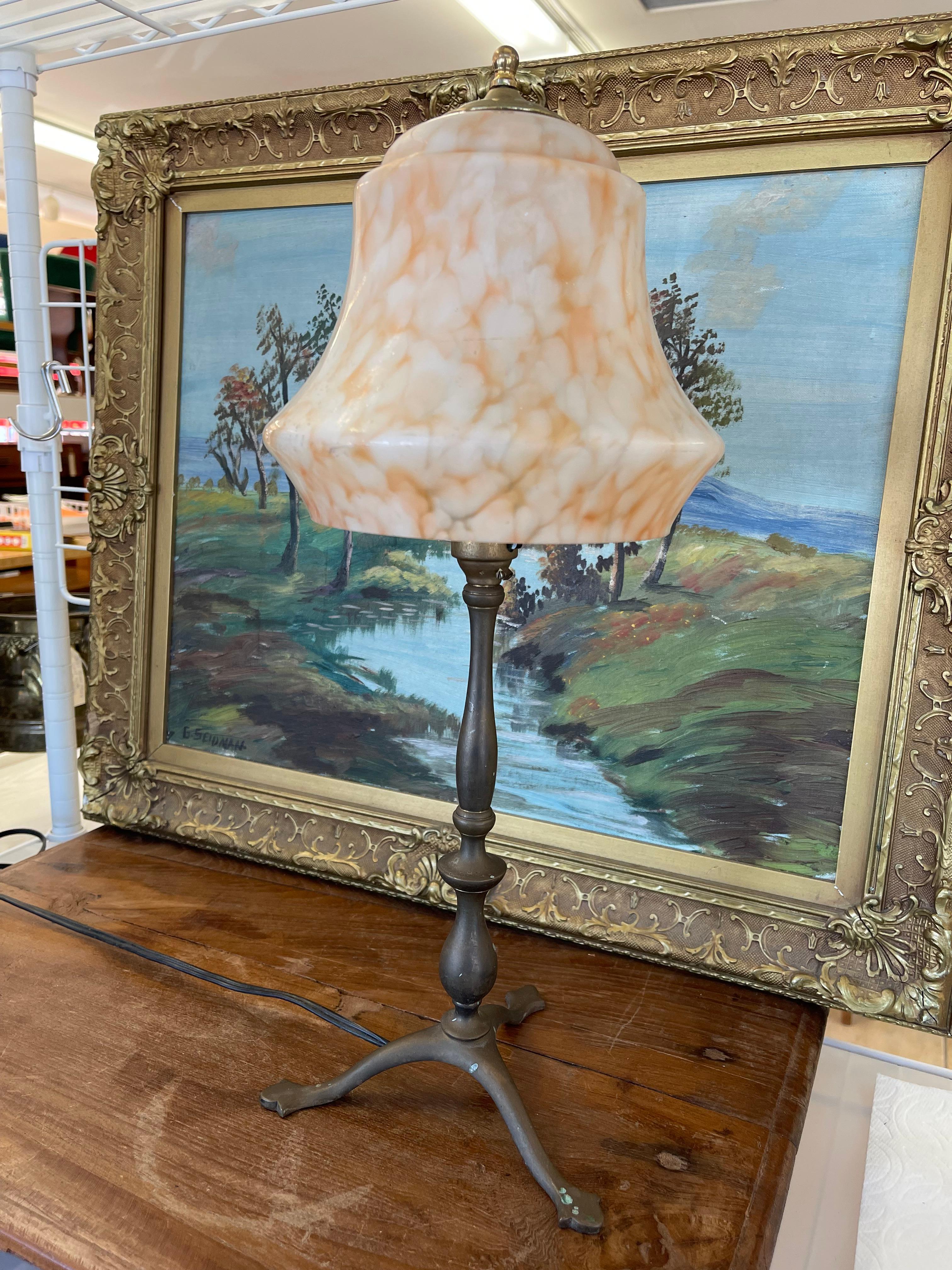 Mid-Century Modern Lampe à poser européenne vintage avec abat-jour en verre tourbillonnant et base en métal en vente