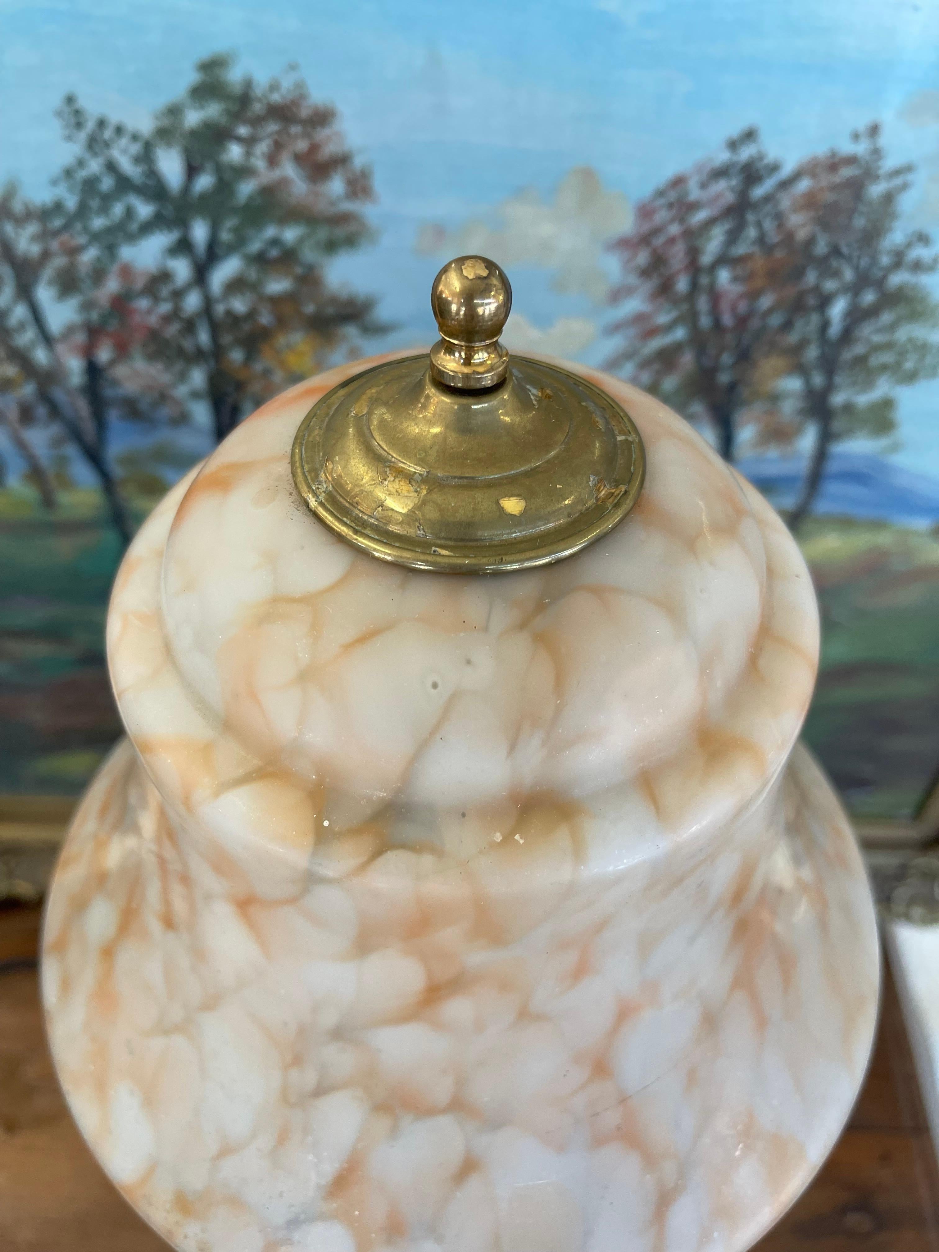 Lampe à poser européenne vintage avec abat-jour en verre tourbillonnant et base en métal Bon état - En vente à Seattle, WA