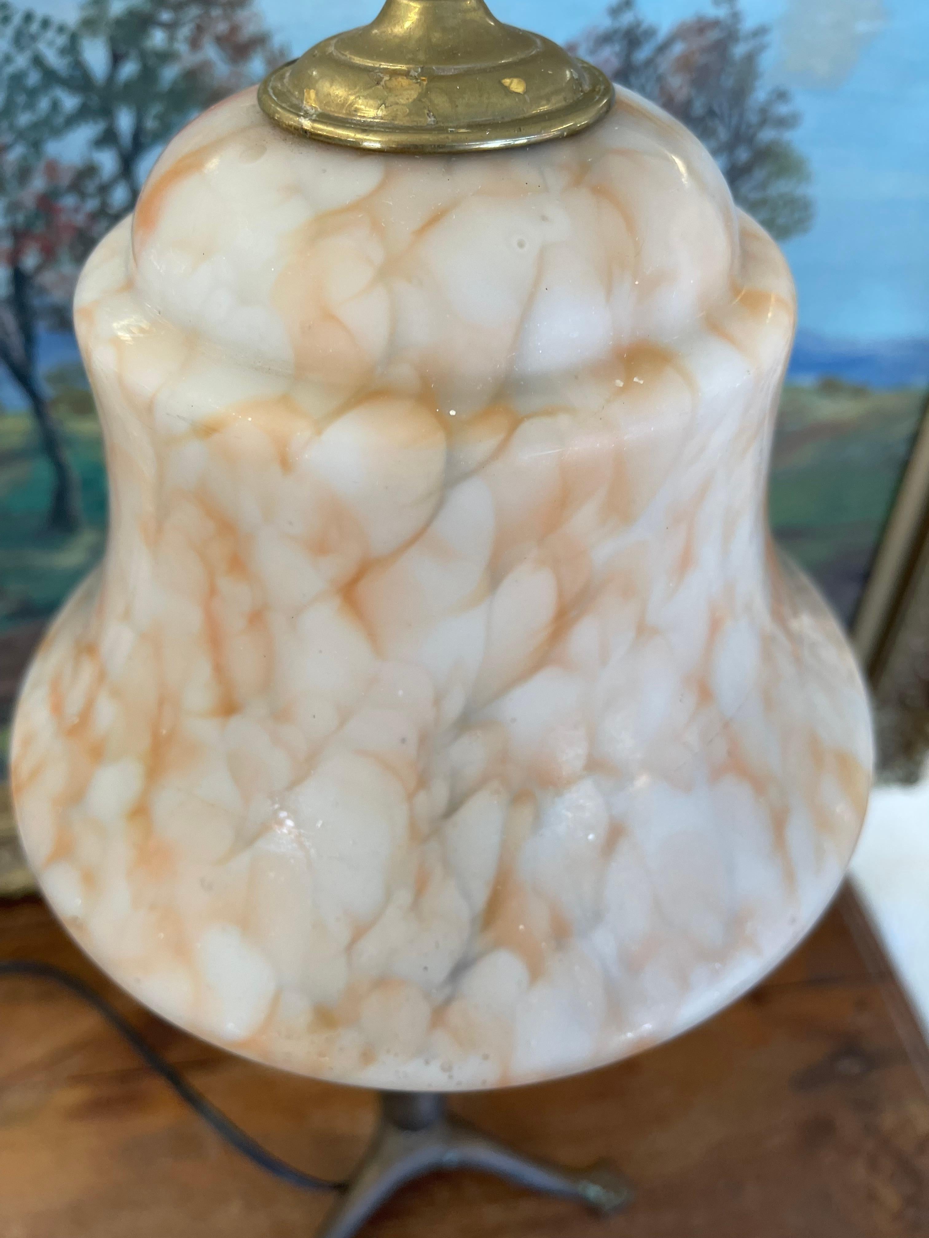 20ième siècle Lampe à poser européenne vintage avec abat-jour en verre tourbillonnant et base en métal en vente