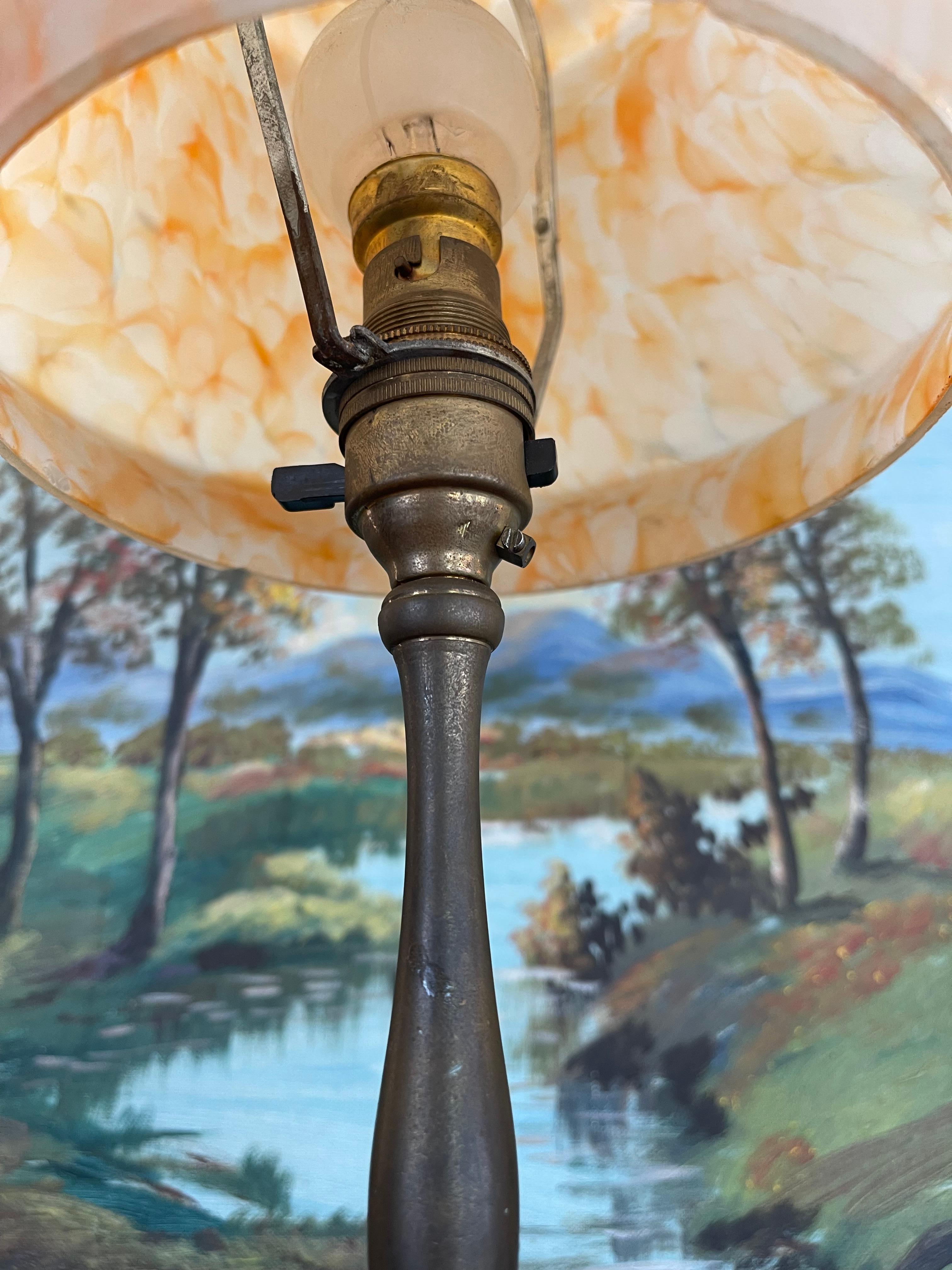 Métal Lampe à poser européenne vintage avec abat-jour en verre tourbillonnant et base en métal en vente