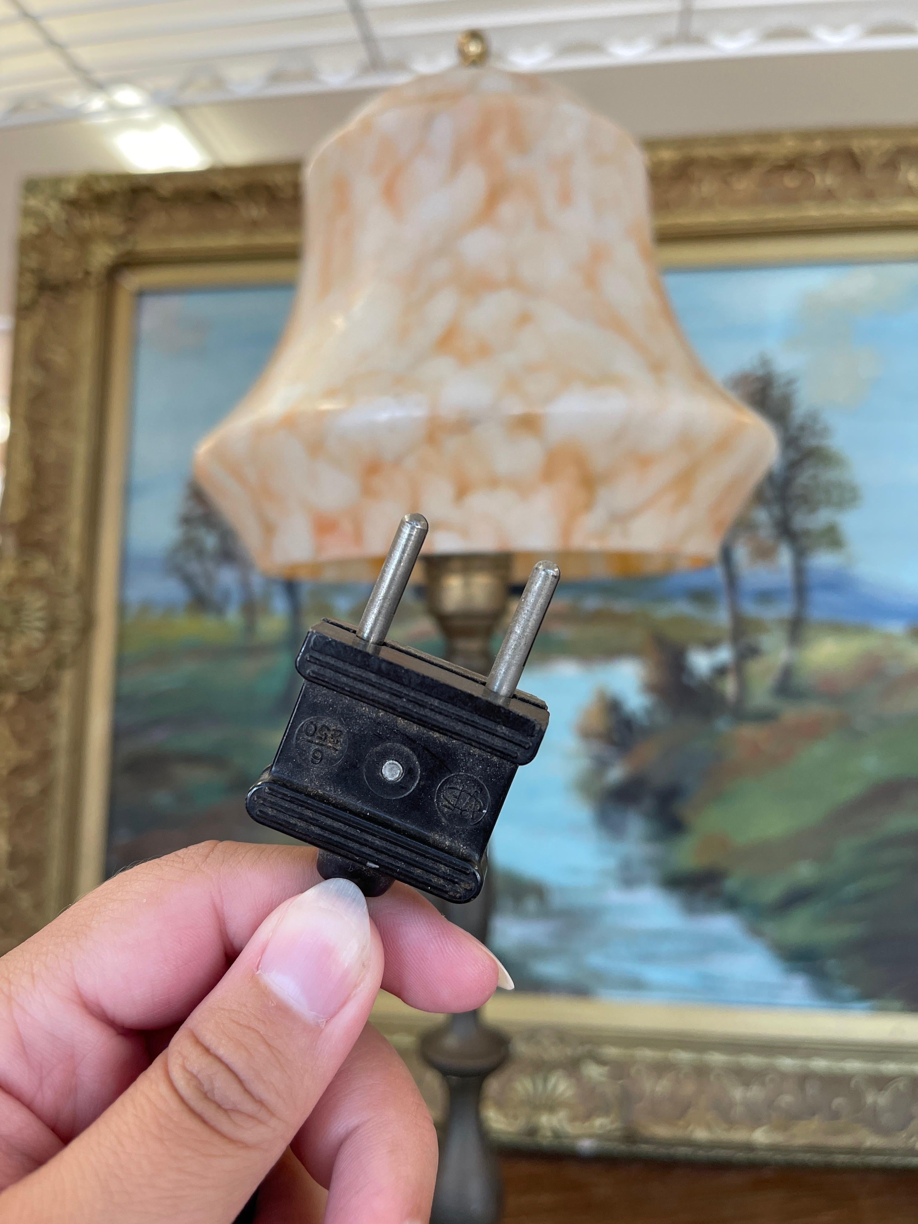 Lampe à poser européenne vintage avec abat-jour en verre tourbillonnant et base en métal en vente 1