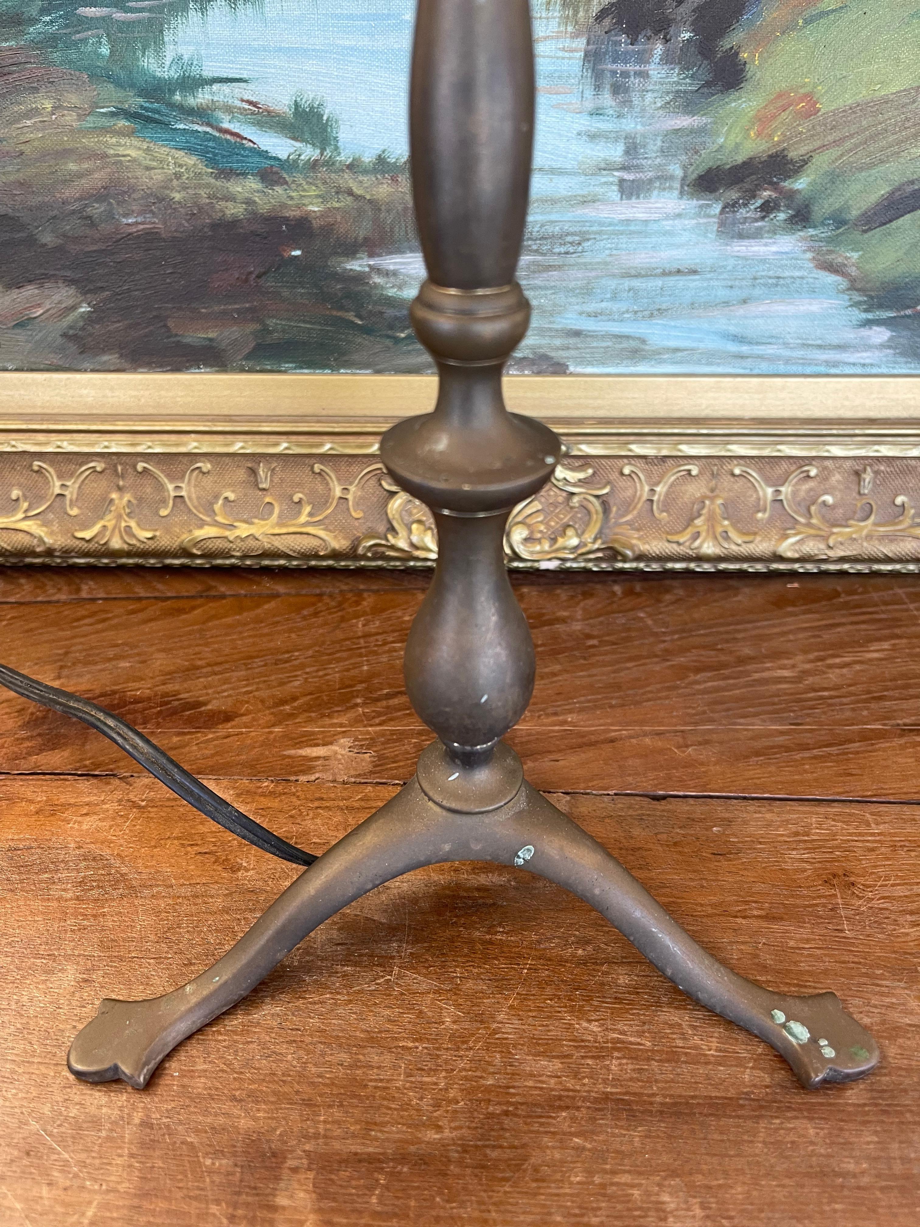 Lampe à poser européenne vintage avec abat-jour en verre tourbillonnant et base en métal en vente 2