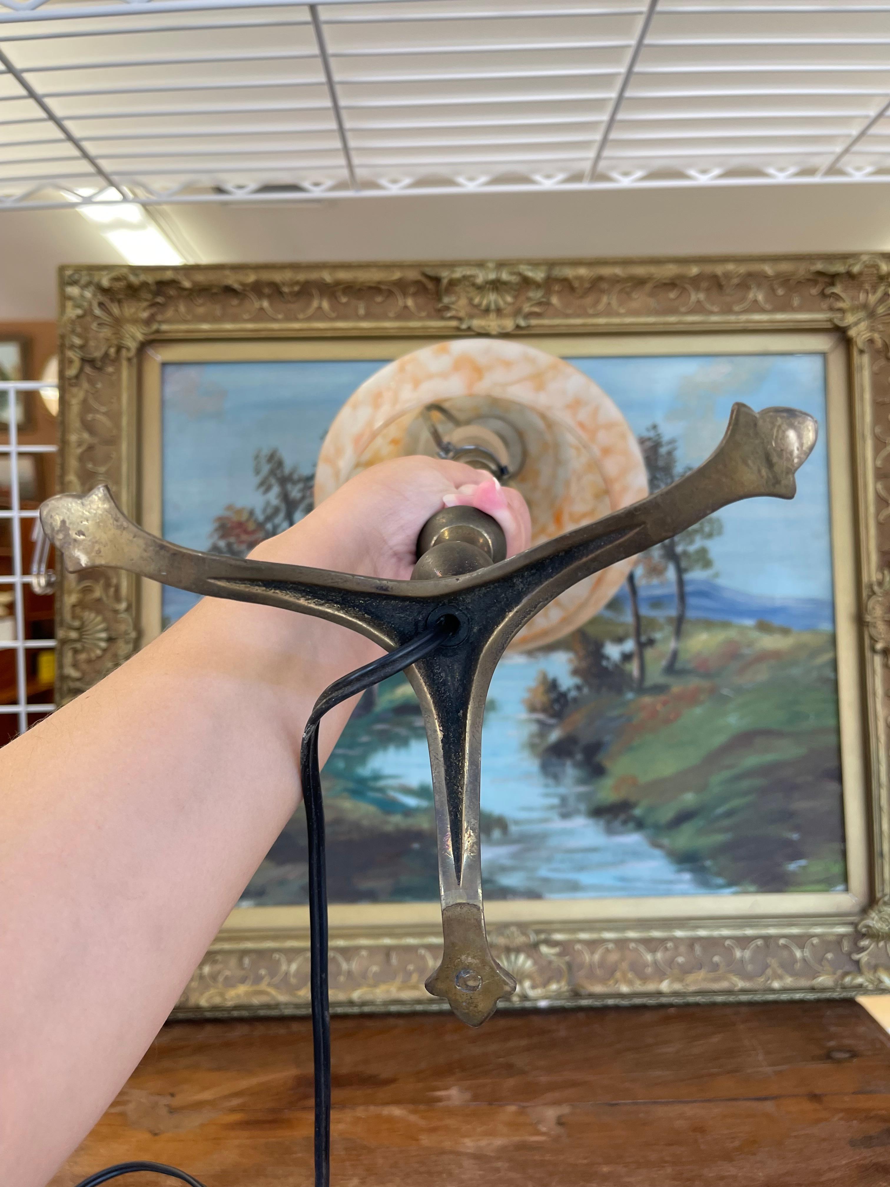 Lampe à poser européenne vintage avec abat-jour en verre tourbillonnant et base en métal en vente 3