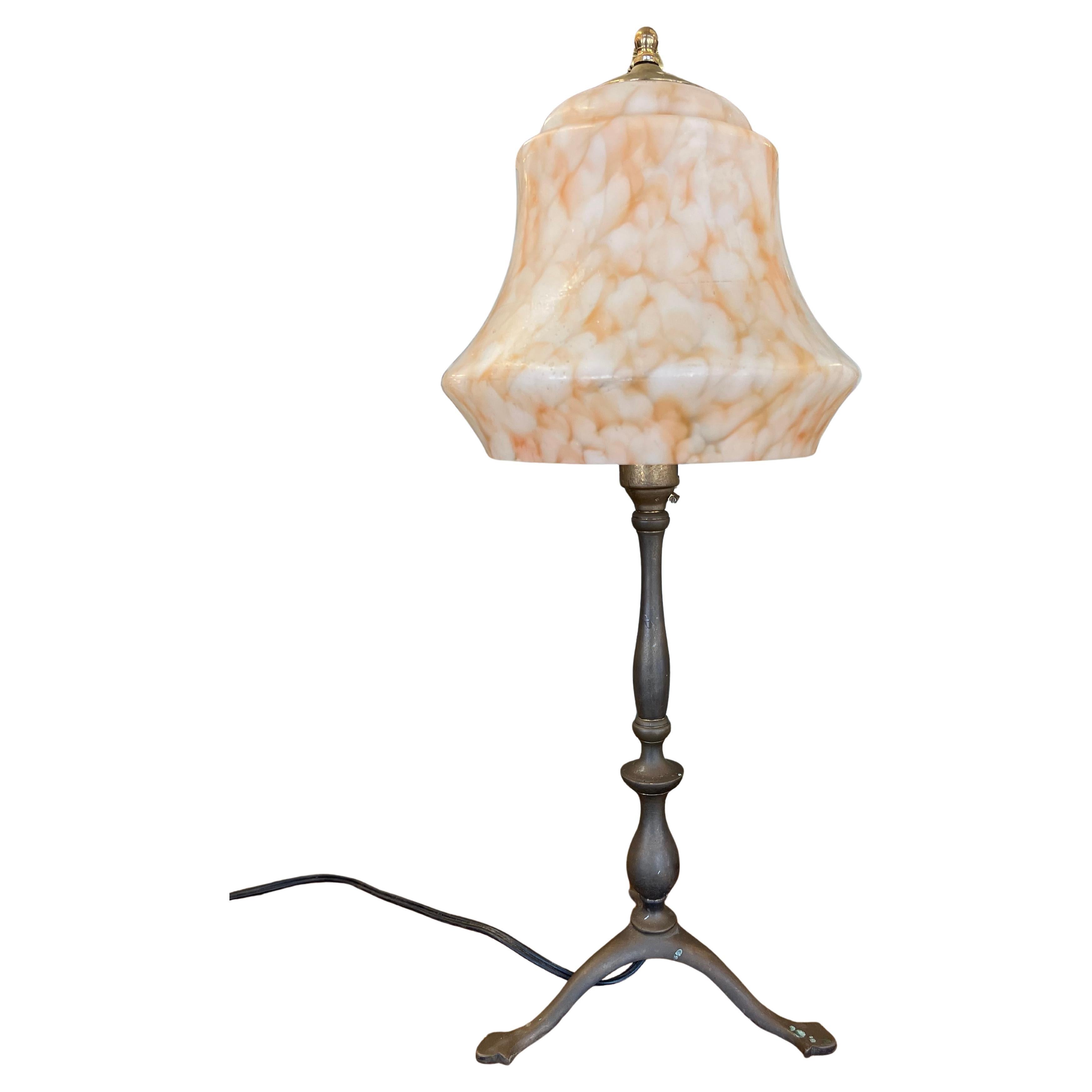 Lampe à poser européenne vintage avec abat-jour en verre tourbillonnant et base en métal