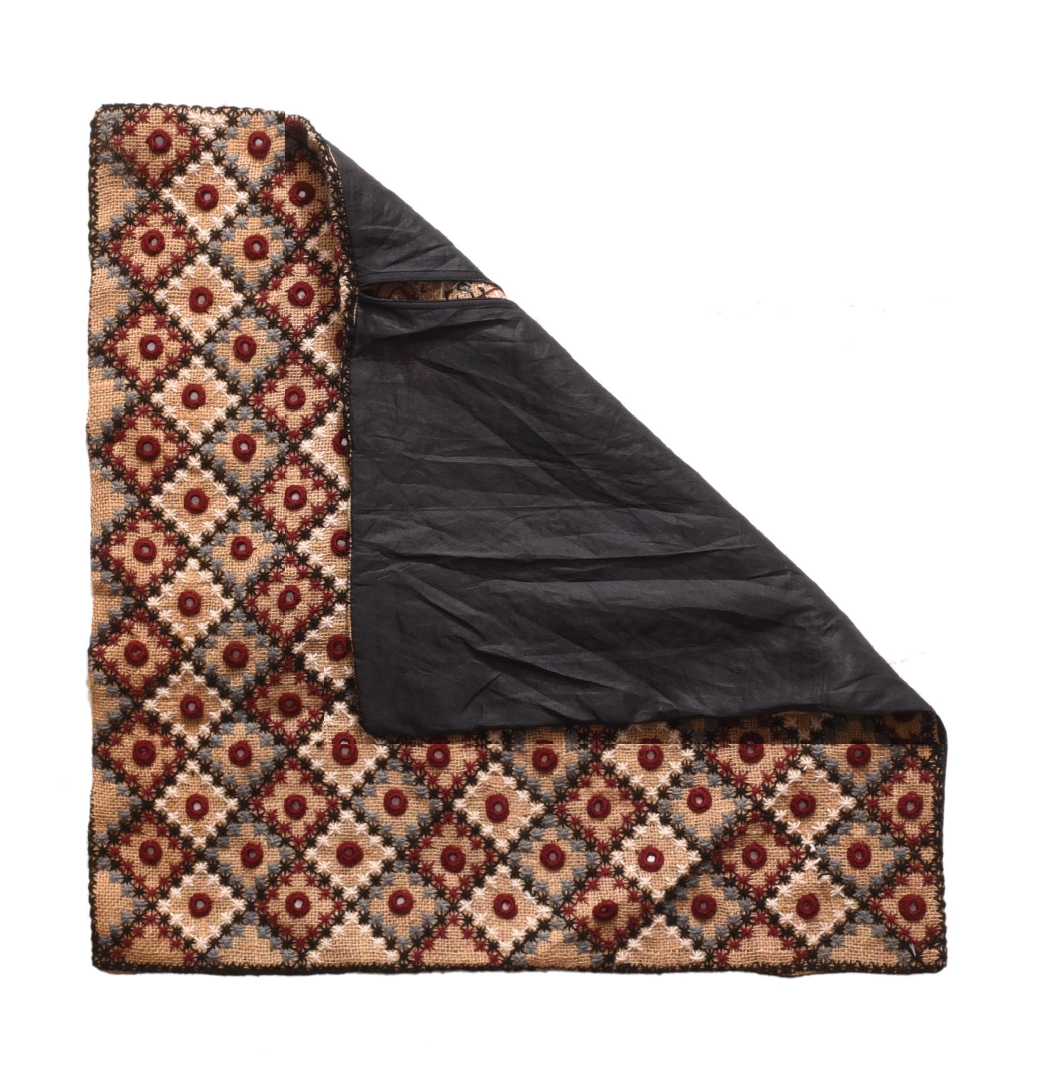 Tappeto vintage in tessuto europeo 2'3'' x 2'3''.