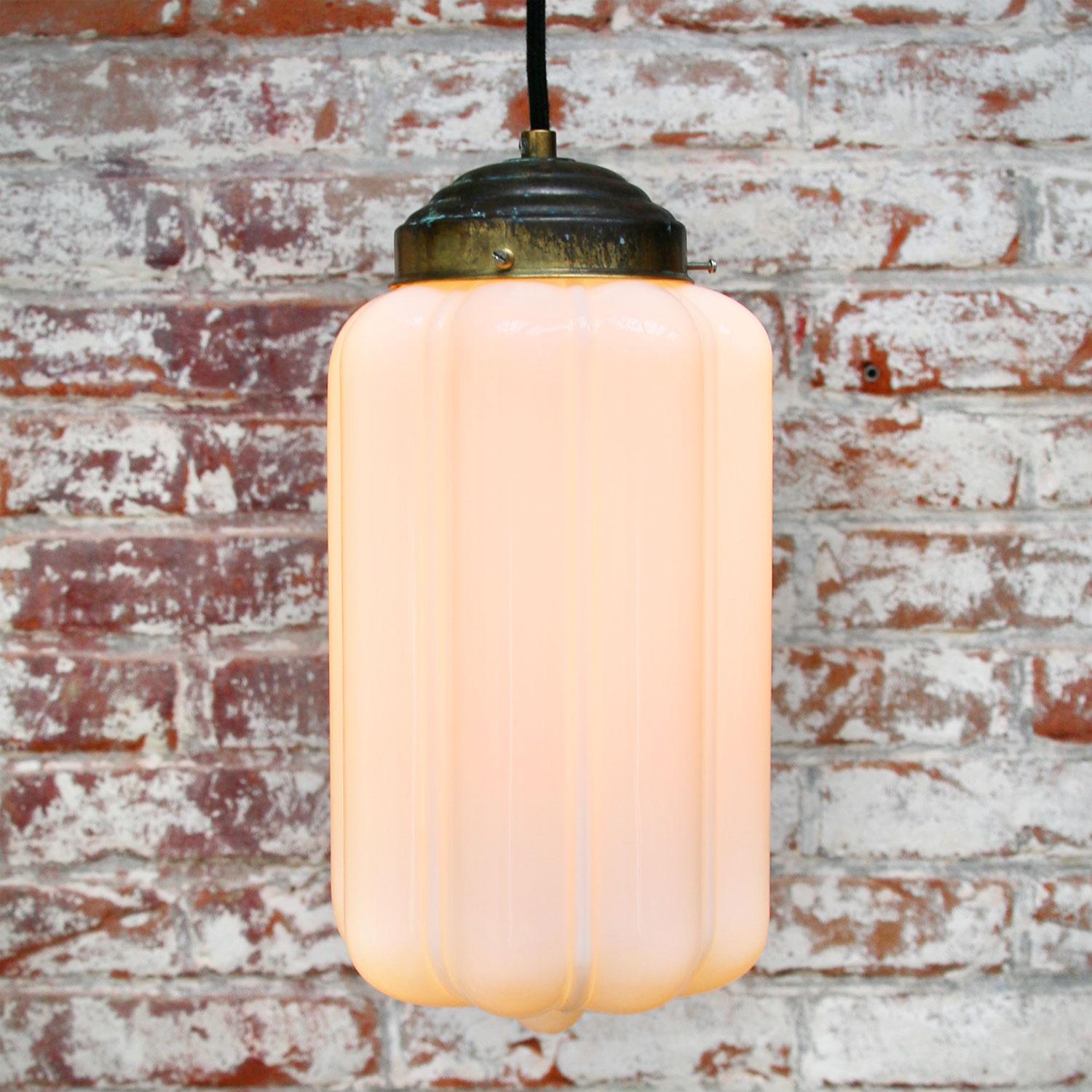 Lights vintage européen en verre de lait opalin blanc Lights en laiton en vente 1