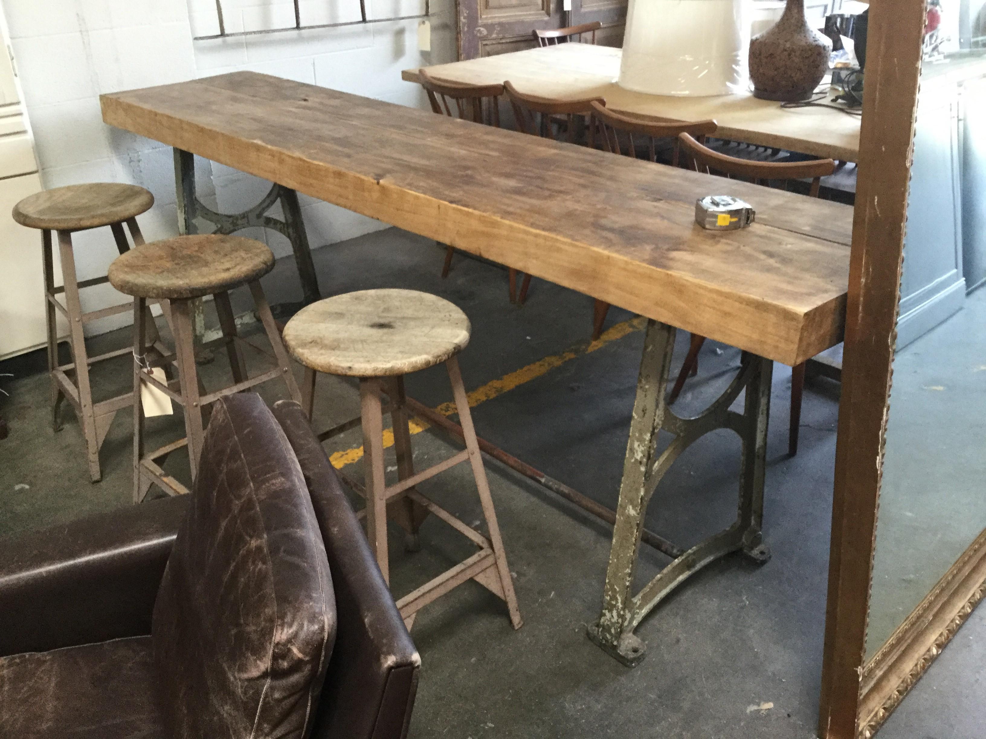 Table de travail européenne vintage super unique. Le plateau en bois massif repose sur une base en métal. Une pièce unique en son genre !