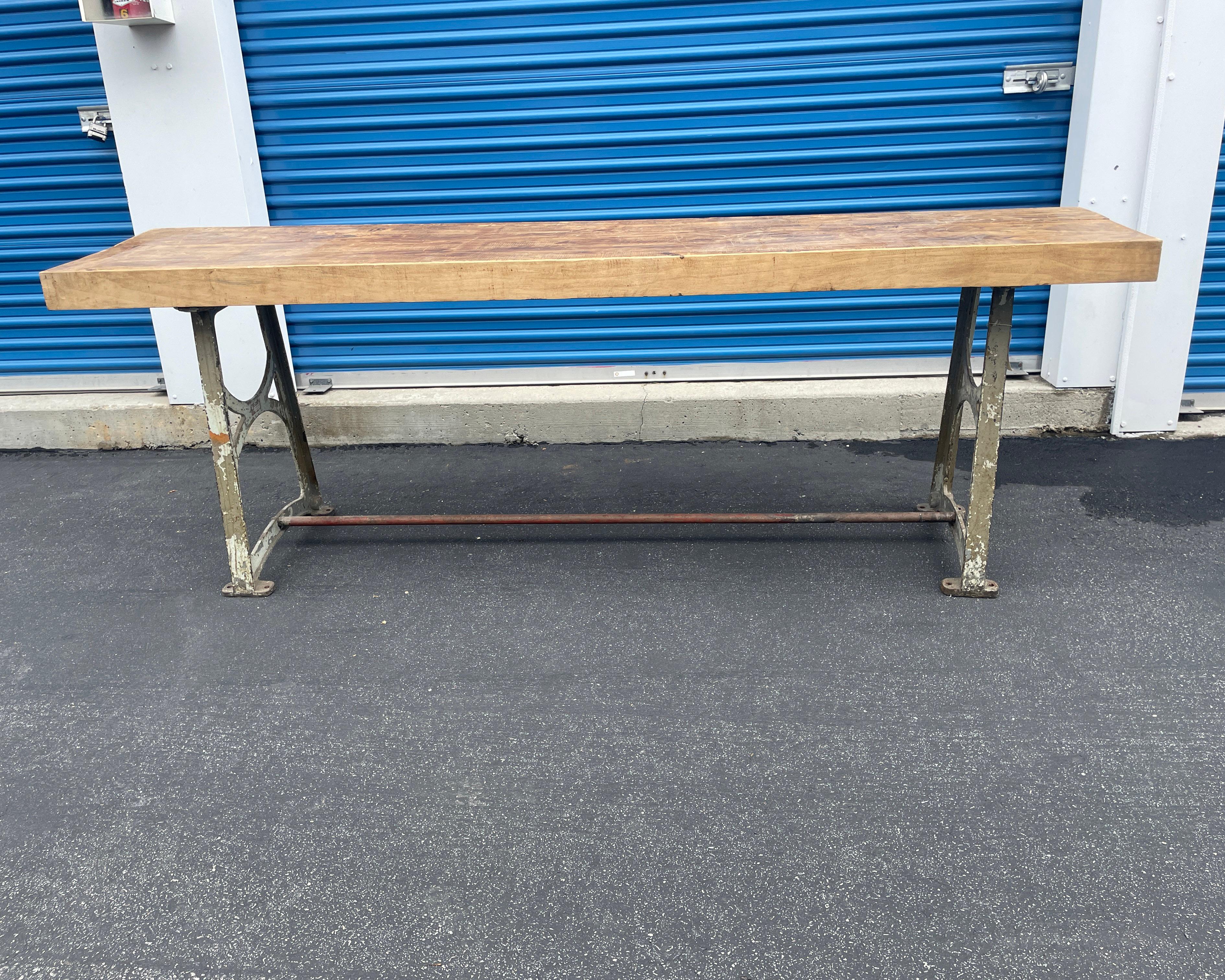 Ère de la machine Table de travail européenne vintage avec base en métal et plateau en bloc de boucherie en vente