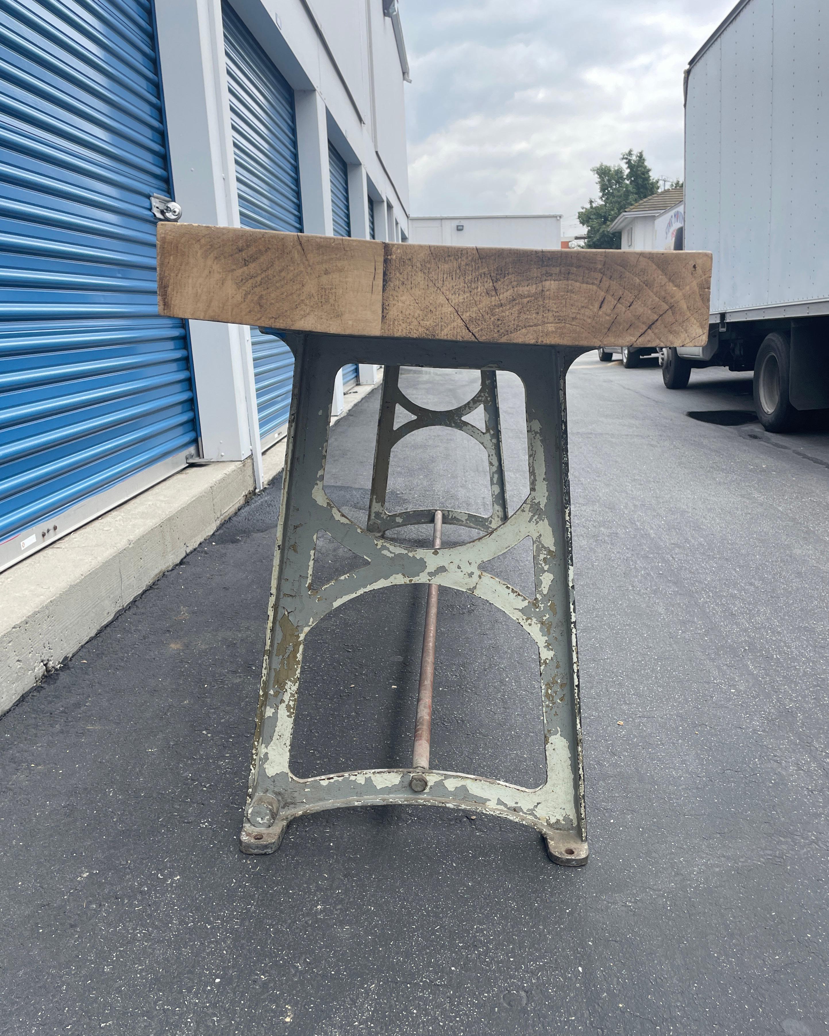 Français Table de travail européenne vintage avec base en métal et plateau en bloc de boucherie en vente