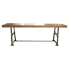 Table de travail européenne vintage avec base en métal et plateau en bloc de boucherie