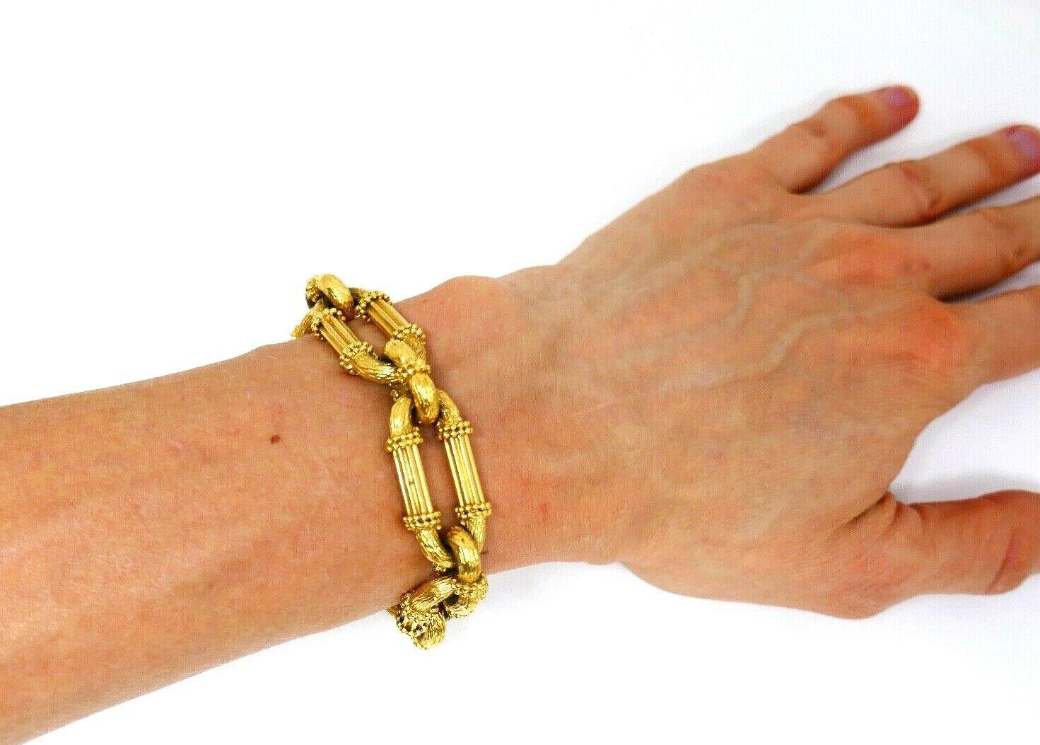 Gorgeous vintage chain bracelet made of 18k textured yellow gold. Stamped with a hallmark for 18k gold and a European maker's mark. 
Measurements: 3/16