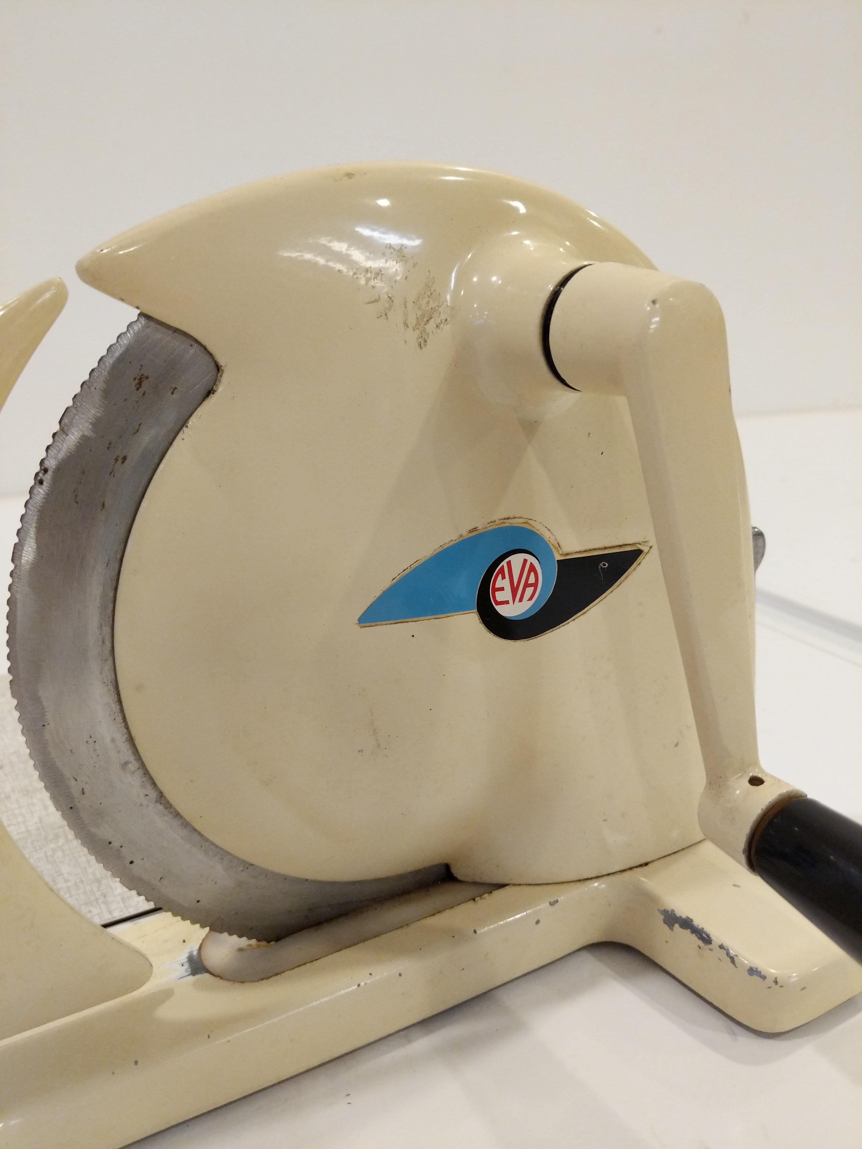 Authentic vintage Danish Eva bread / cheese / meat slicer in cream / tan.

This slicer is in good condition overall and expectedly shows its age a bit.

Clamp bar secures slicer to counter top.

Slicer folds down flat for easy storage.

Ref: