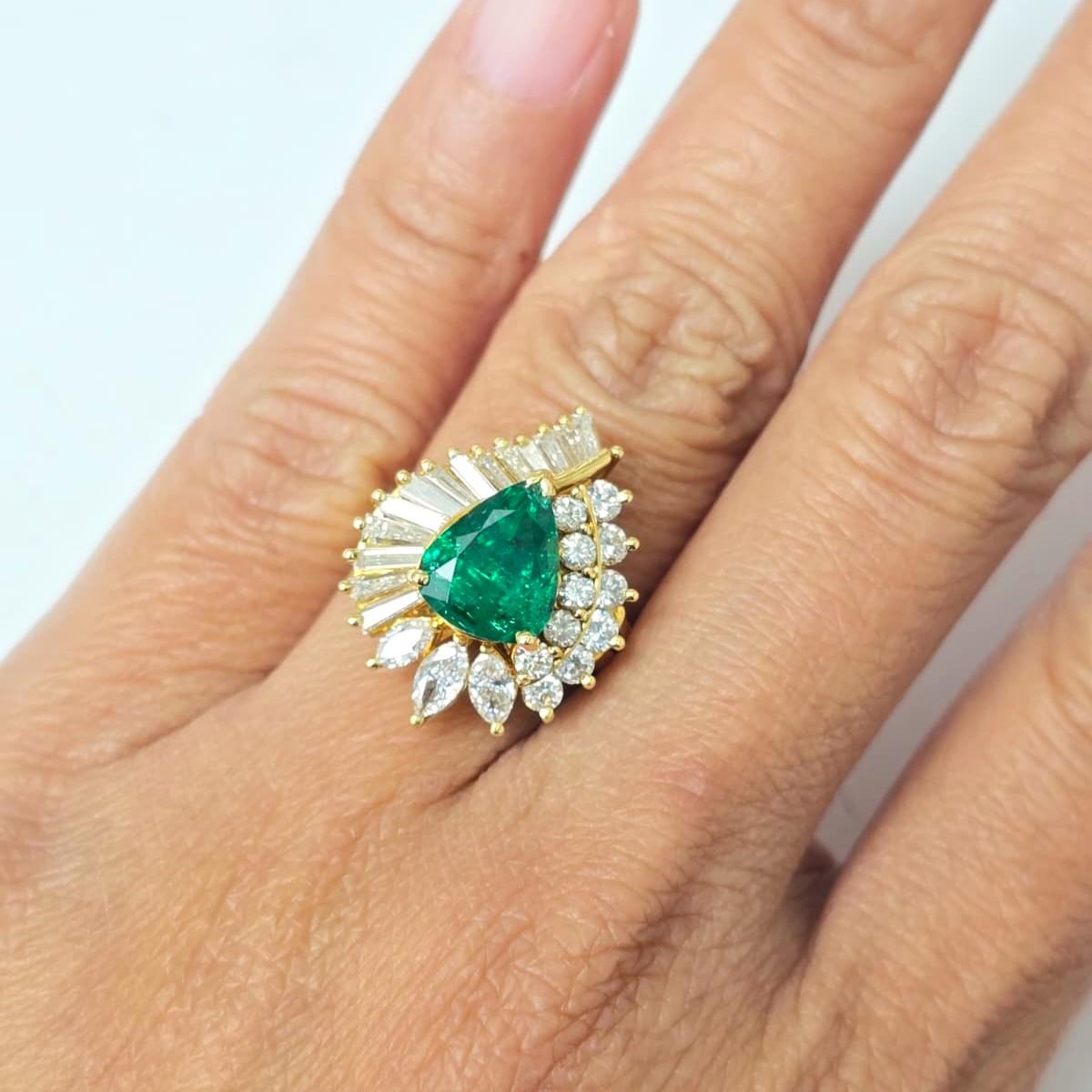 Der Eva-Ring ist eine Ode an die Natur. Mit einer Mischung aus Formen und Farben feiert und reflektiert es die Schönheit, die uns umgibt.

Edelstein-Typ: Smaragd
Form des Edelsteins: Birne
Edelstein Gewicht: 2.00 ct ca. 
Edelsteinfarbe: Grün

Formen