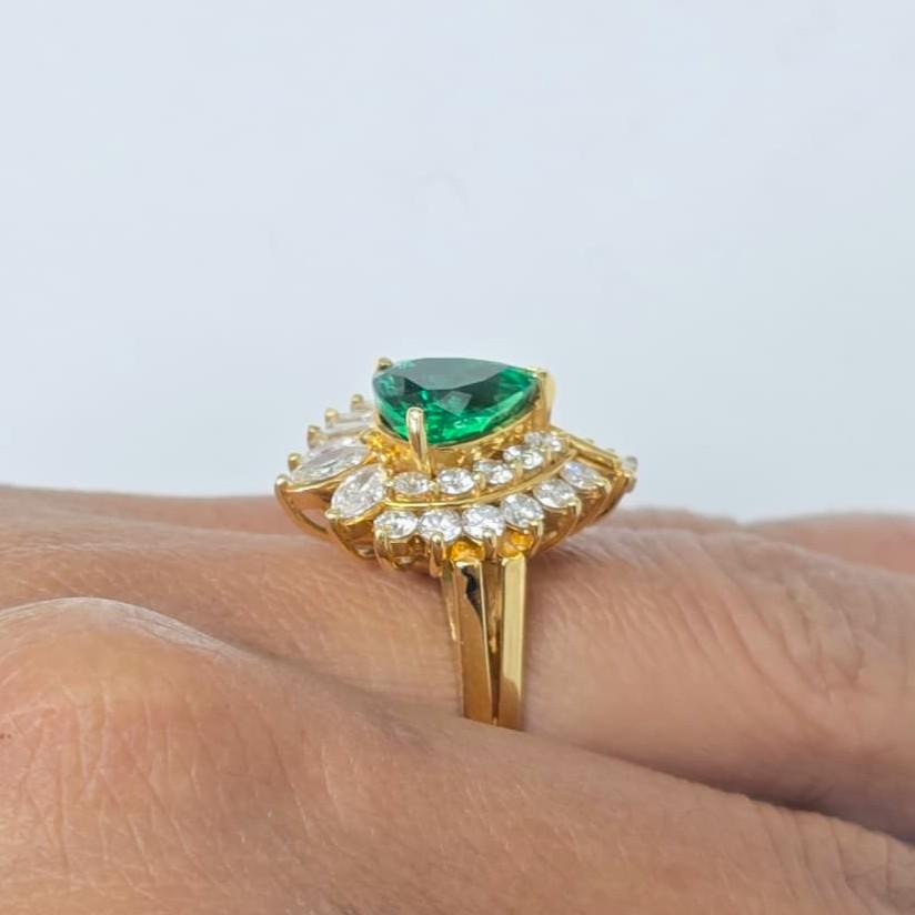 Vintage Eva Smaragd & Diamant Cocktail Ring in Gold (Tropfenschliff) im Angebot