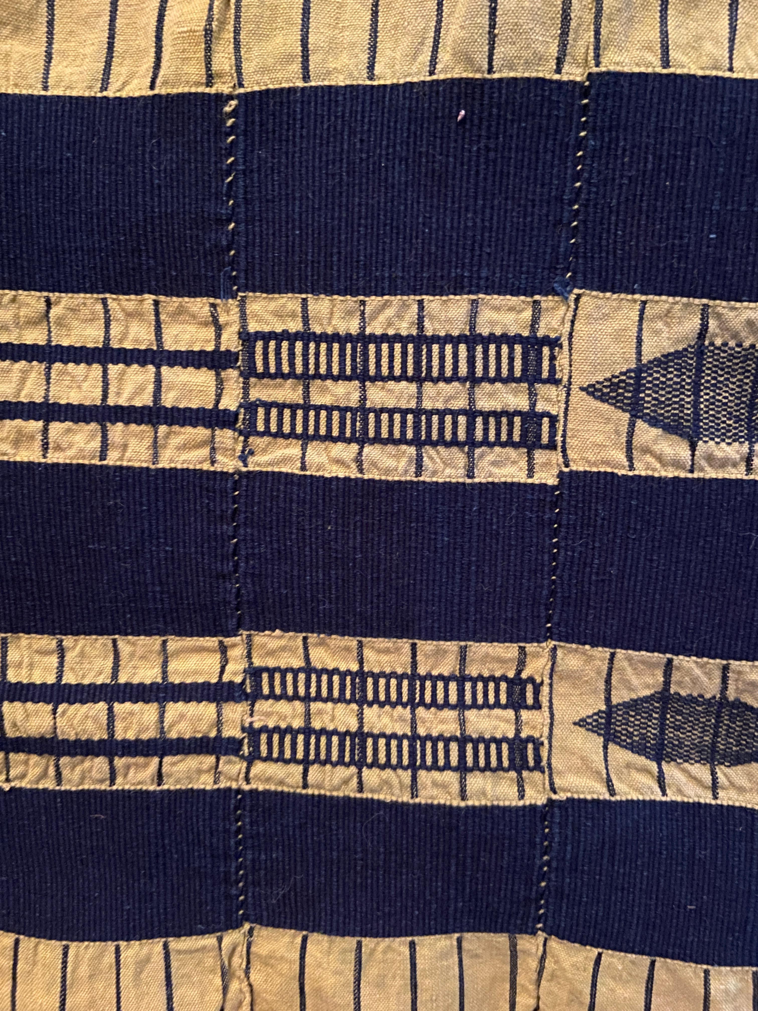 Vintage Ewe Kente Men’s Cloth in Blue and Yellow Striped Textile, Ghana 1950's In Good Condition In Copenhagen K, DK
