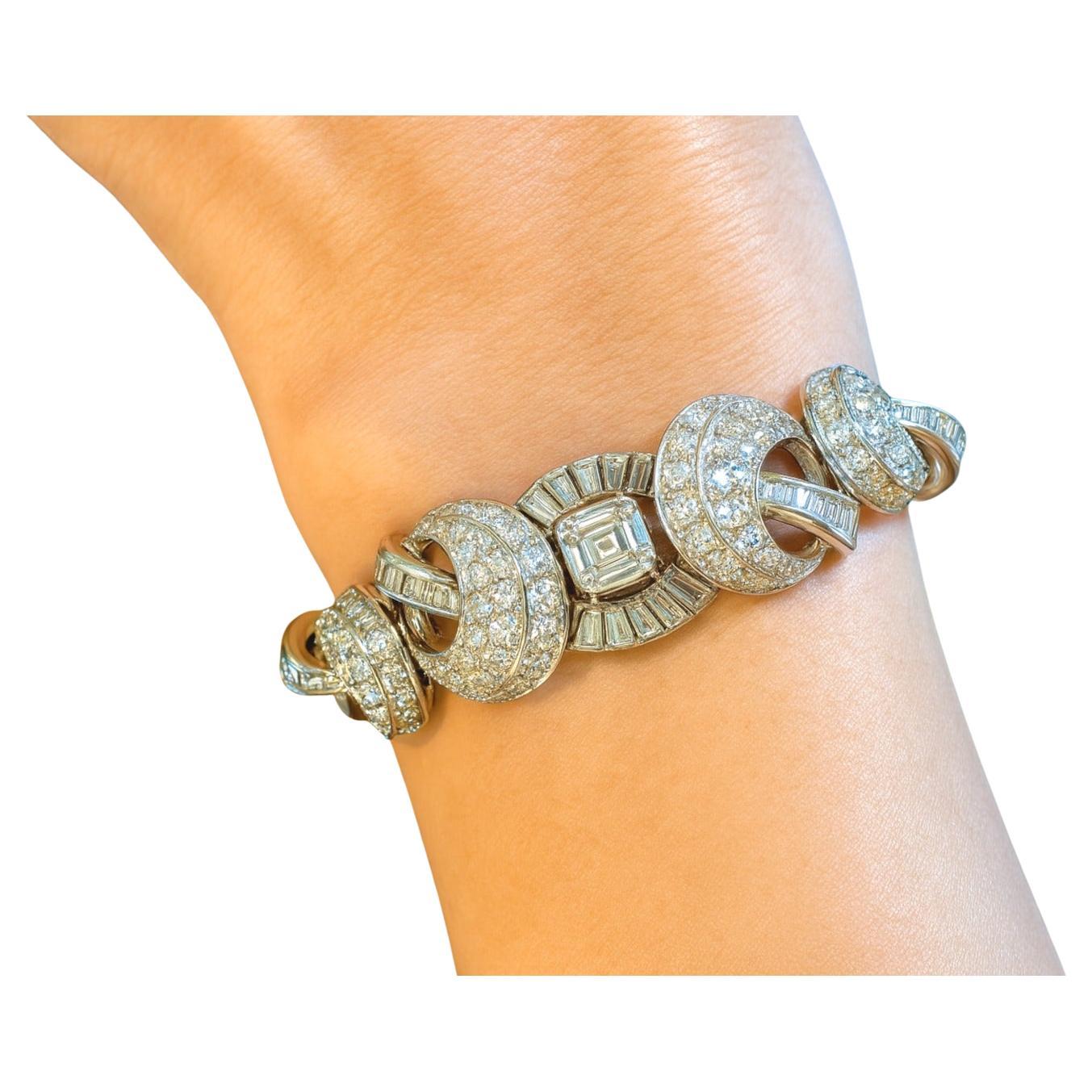 Emerald Cut Vintage Exceptional 9.25 Carat Emerald Center Handmade Platinum Bracelet For Sale