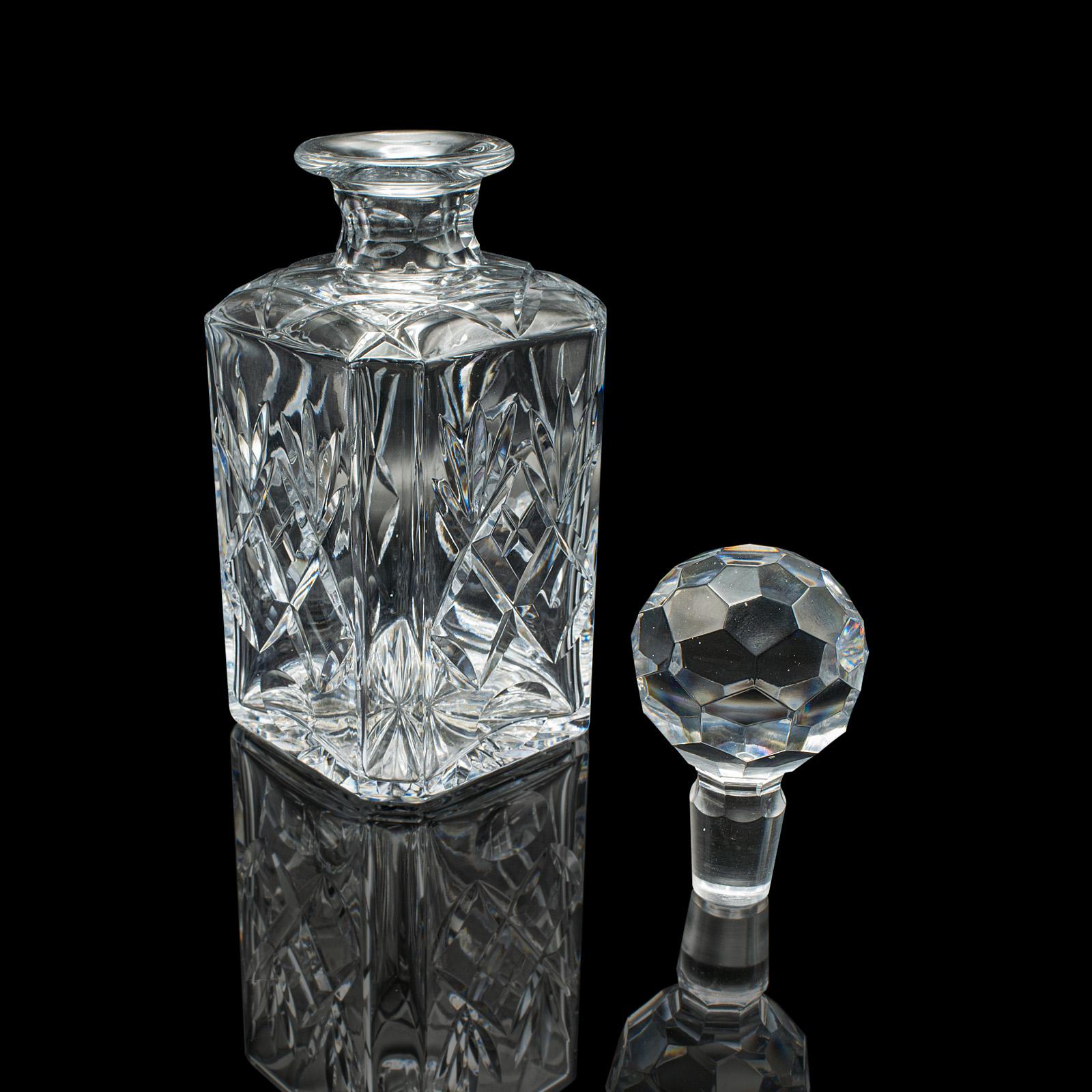 
Se trata de un decantador de whisky ejecutivo de época. Recipiente inglés para bebidas espirituosas, de cristal tallado, de finales del siglo XX, hacia 1990.

Forma atrevida con un atractivo acabado de cristal
Presenta una deseable pátina
