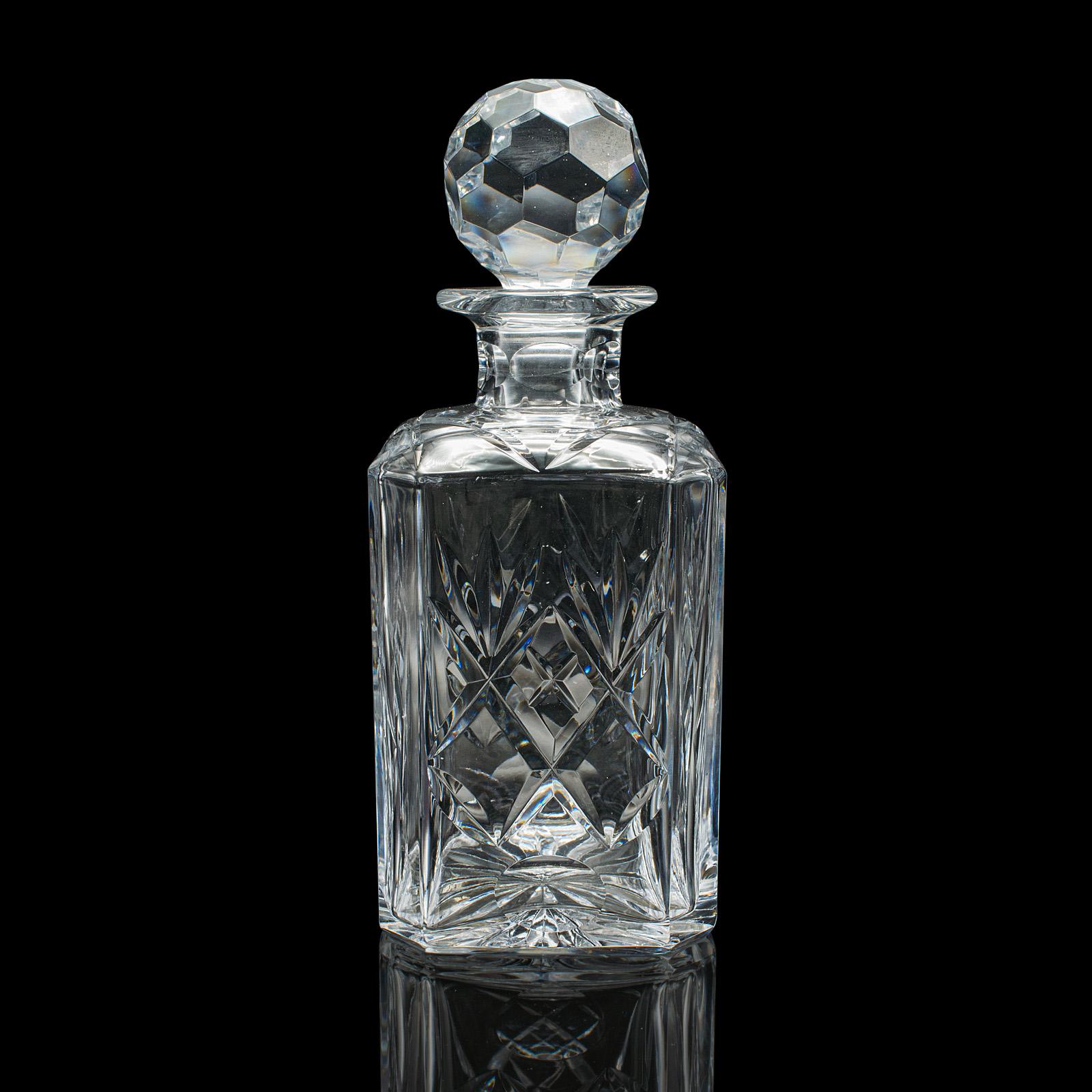 Decantador Ejecutivo Vintage para Whisky, Inglés, Cristal Tallado, Recipiente para Aguardiente Moderno de mediados de siglo en venta
