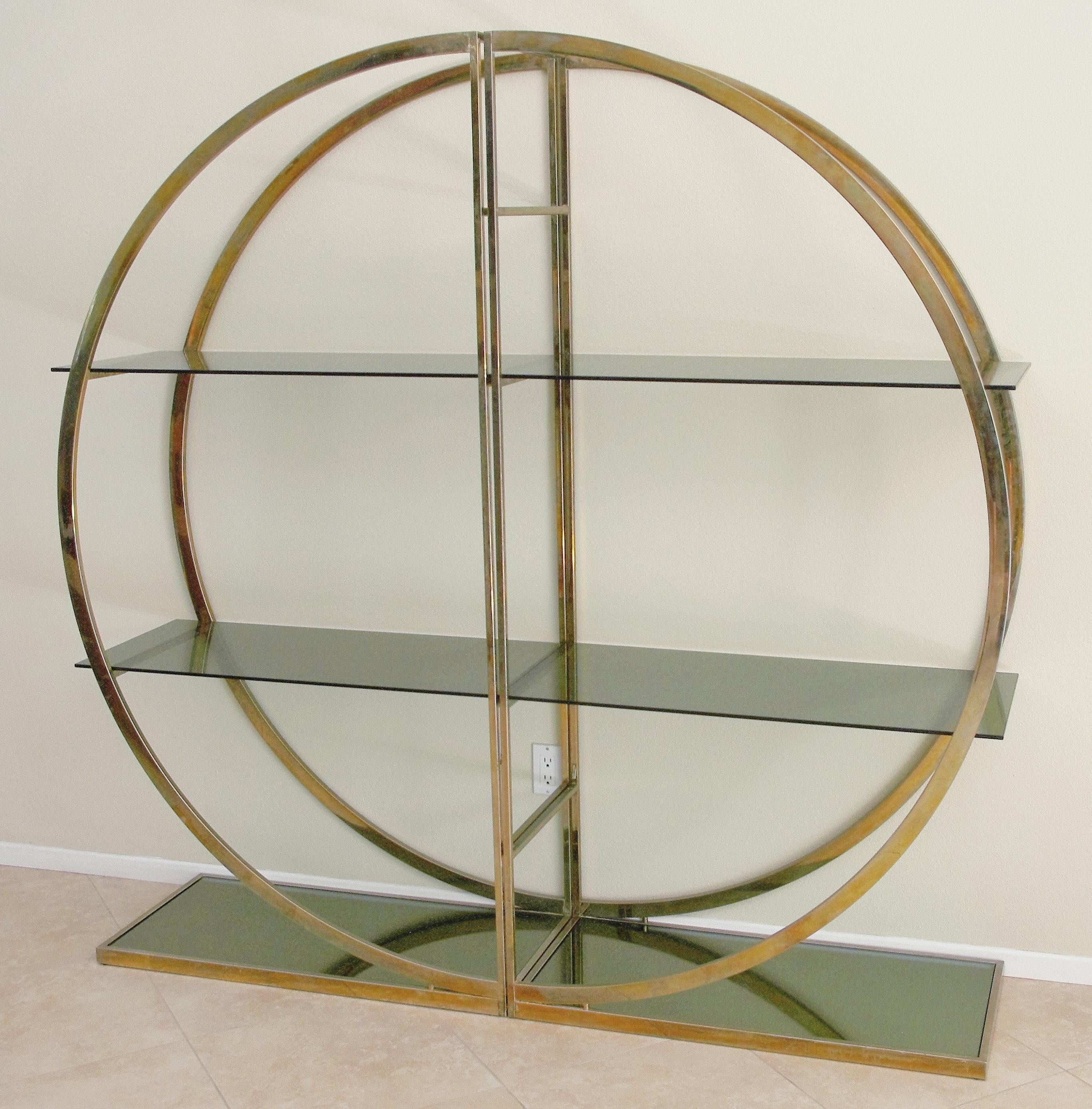 Vintage two-piece étagère by Milo Baughman, in brass finish with original smoky bevelled glass shelves.

When closed, it measures: width 72 inches, height 72 inches, depth 17 inches.
