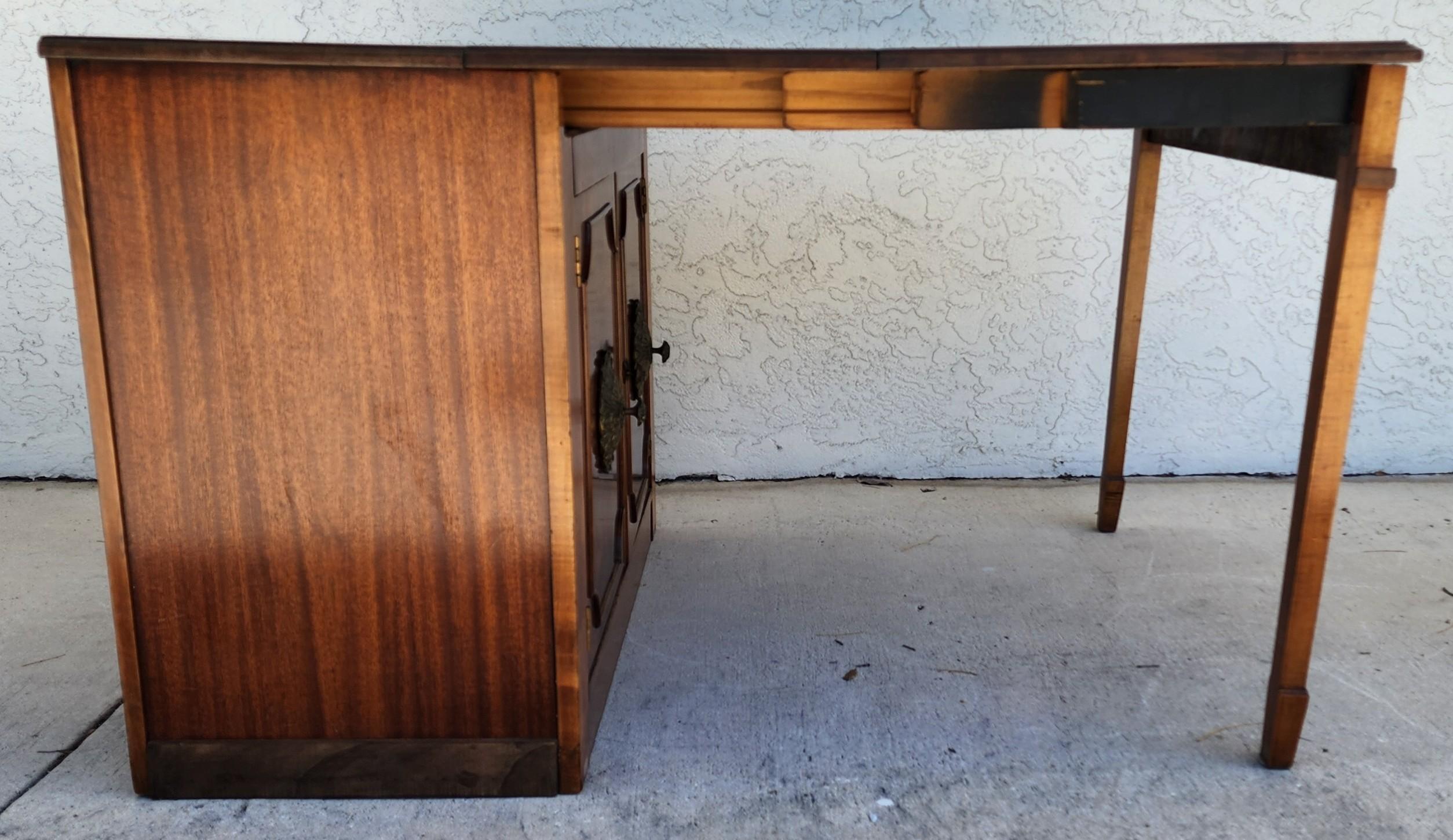 Saginaw Vintage Expandable Pullout Buffet Table In Good Condition For Sale In Lake Worth, FL