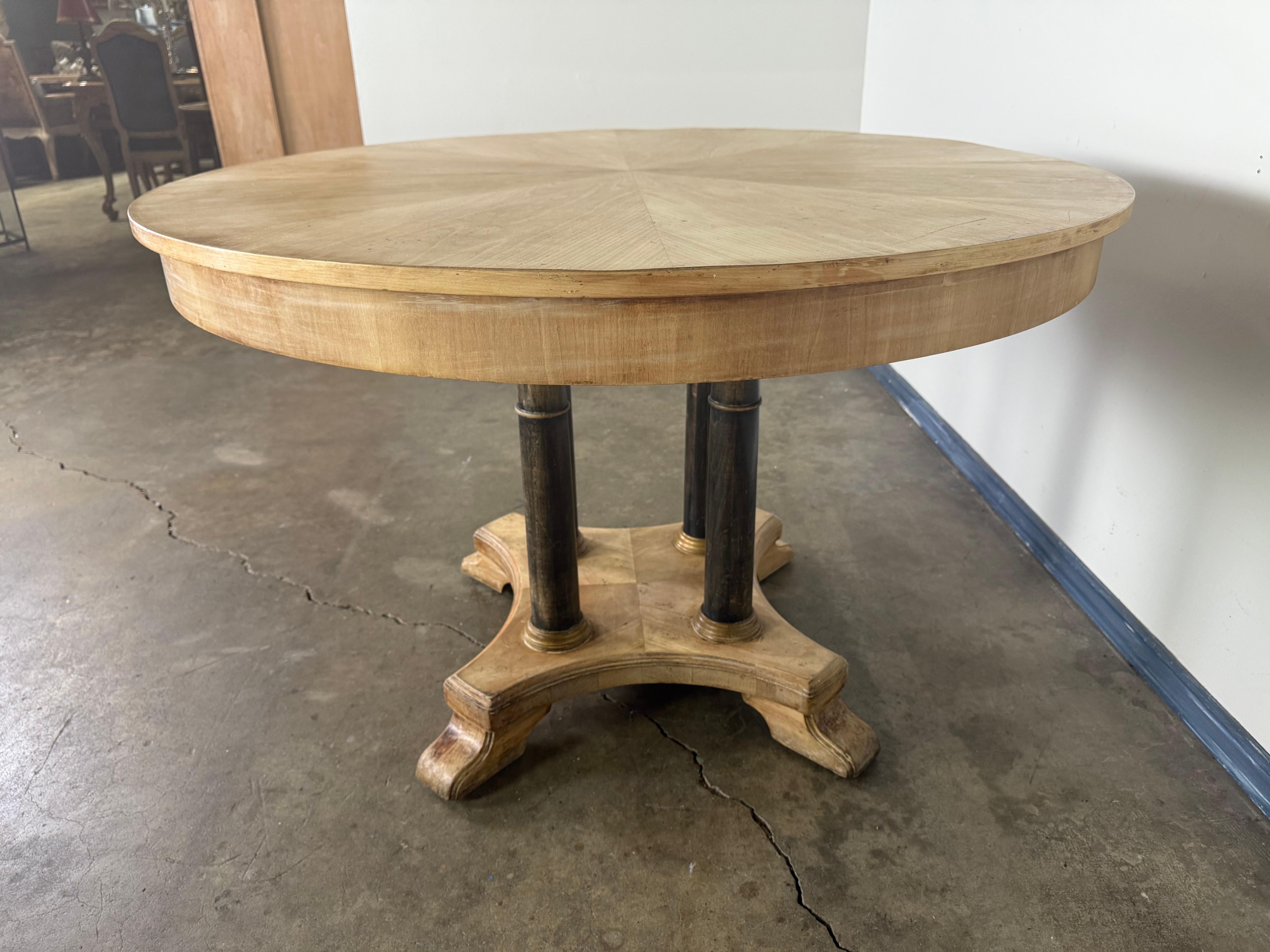 Tavolo da pranzo allungabile da rotondo a ovale in stile Art Déco, 1930 ca.

Questo tavolo da pranzo in stile Art Déco, esempio di artigianato dei primi del Novecento, combina eleganza e versatilità. Realizzato in legno caldo e di tonalità chiara,