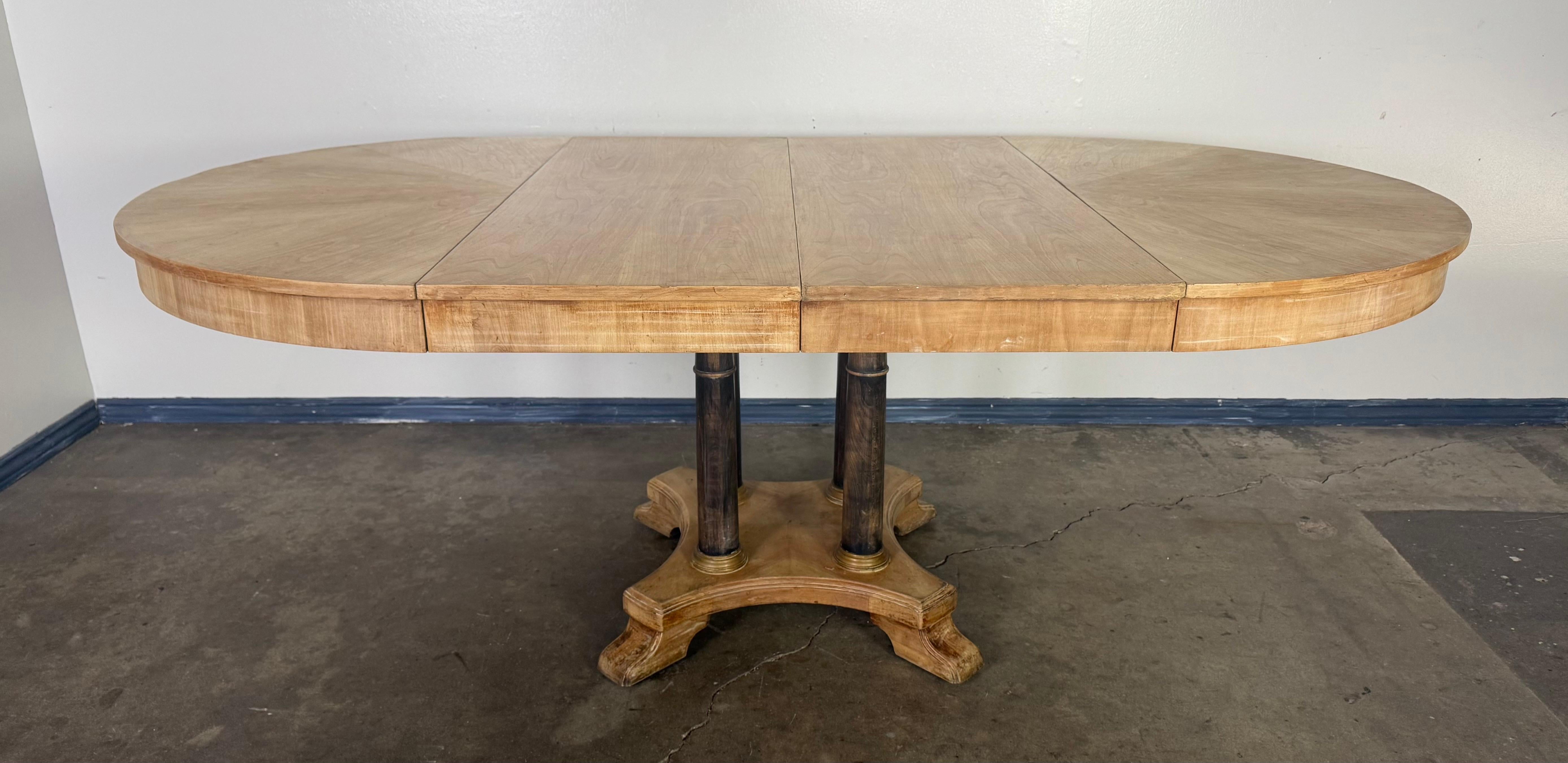 Art Déco Tavolo da pranzo rotondo-ovale espandibile vintage con base a piedistallo in vendita