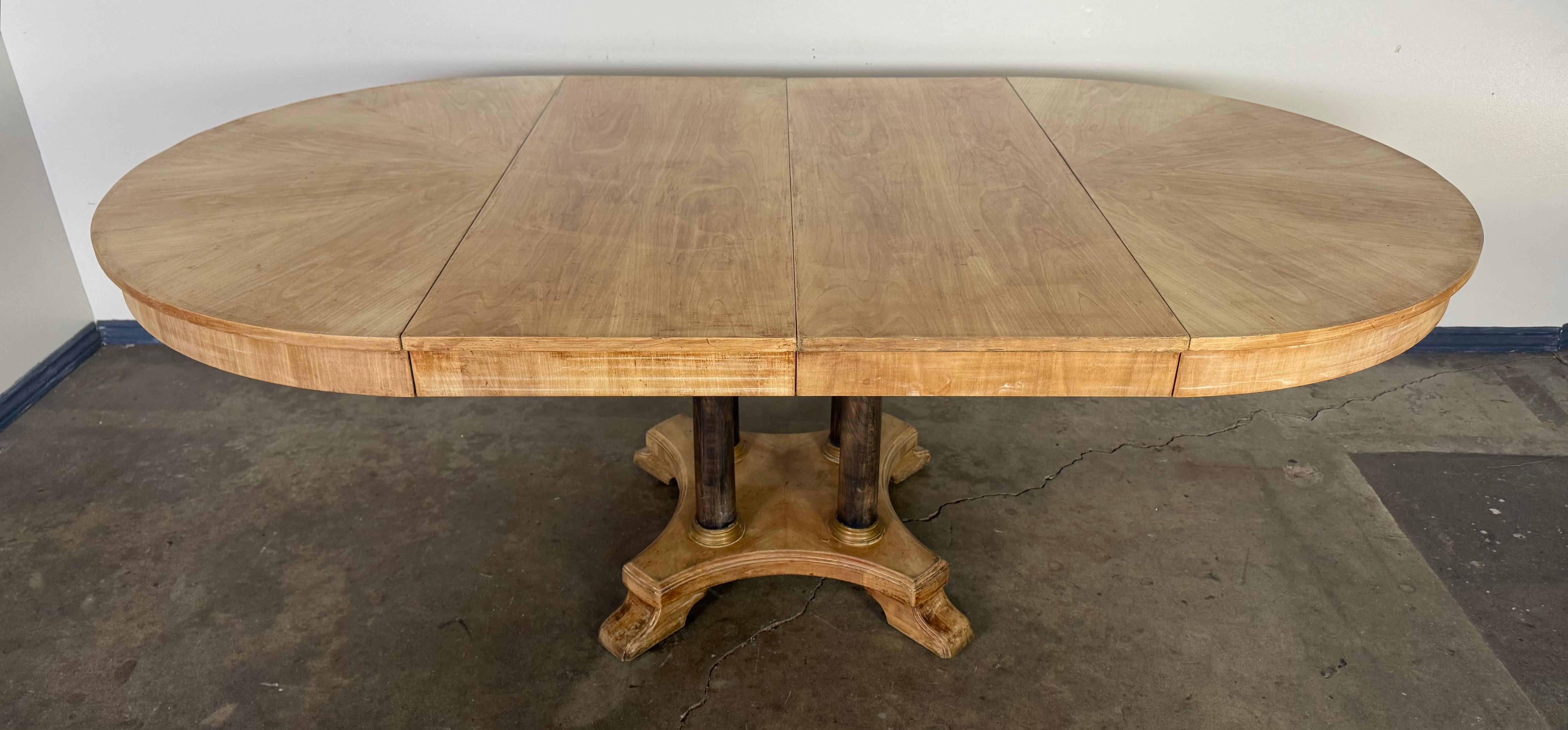 Europeo Tavolo da pranzo rotondo-ovale espandibile vintage con base a piedistallo in vendita