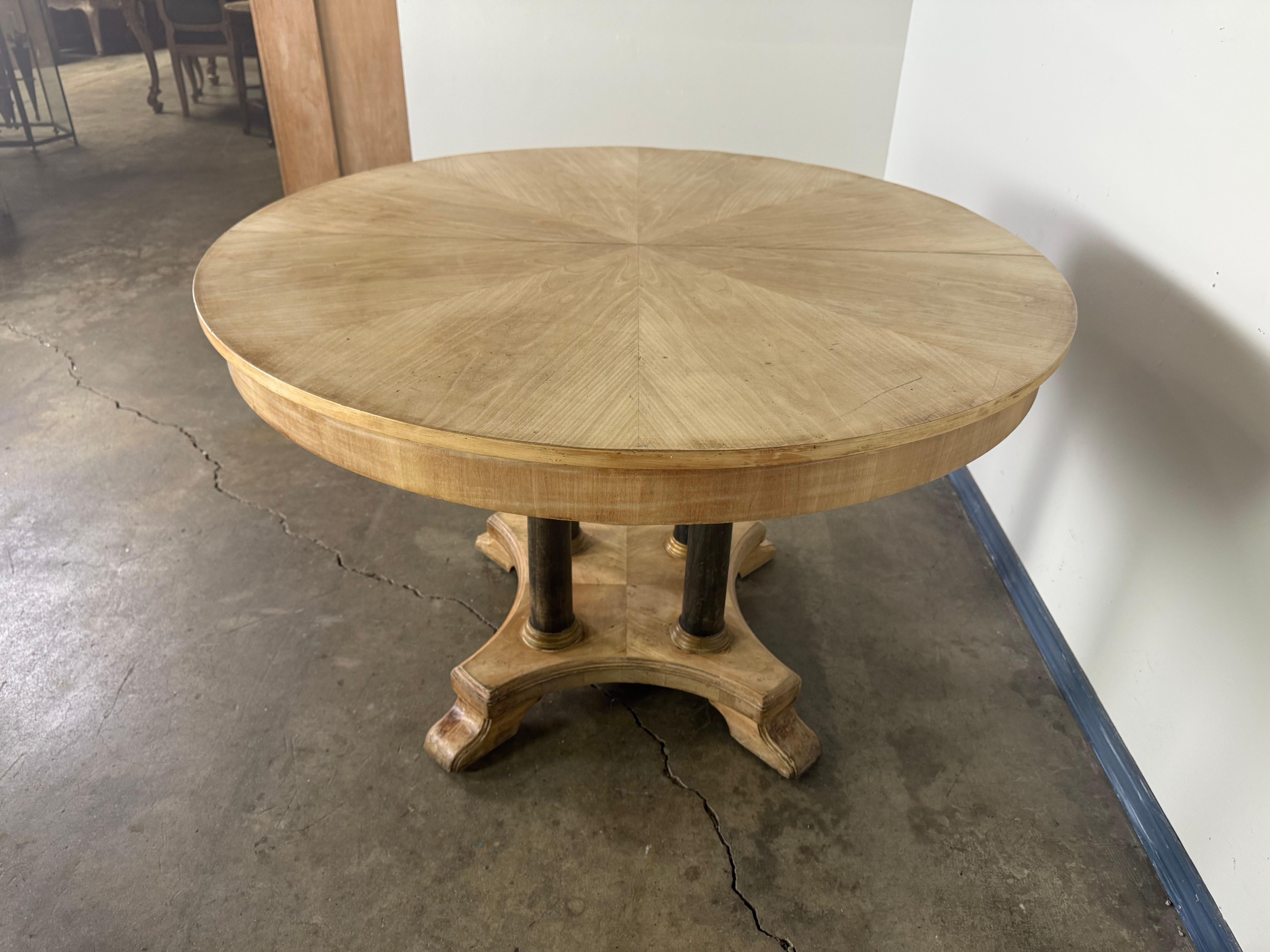 Metà XX secolo Tavolo da pranzo rotondo-ovale espandibile vintage con base a piedistallo in vendita