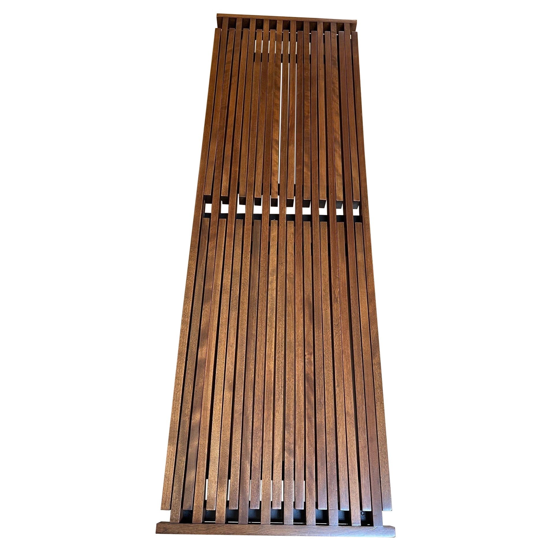 Panca a doghe in legno massiccio di noce, tavolo da caffè, con piano a doghe e gambe affusolate, dettagli di falegnameria e gambe affusolate classiche del Mid Century.