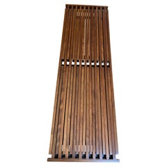 Ausziehbare Vintage-Bank aus massivem Nussbaumholz mit Lattenrost, Couchtisch von John Keal