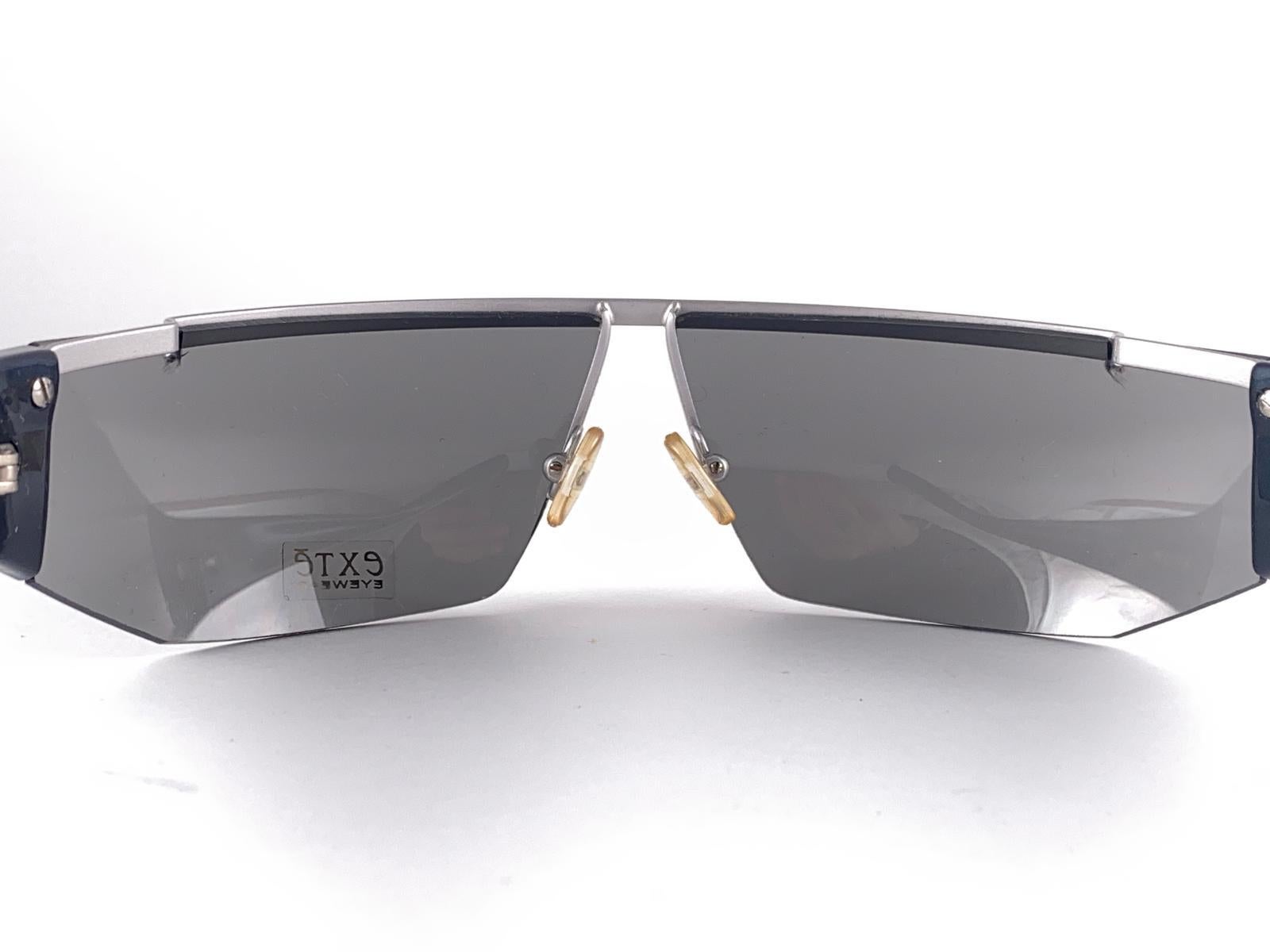 Women's or Men's Vintage Exte EX 4 S  Matte Silver & Deep Blue Wrap Around  Sunglasses 2001 Italy For Sale