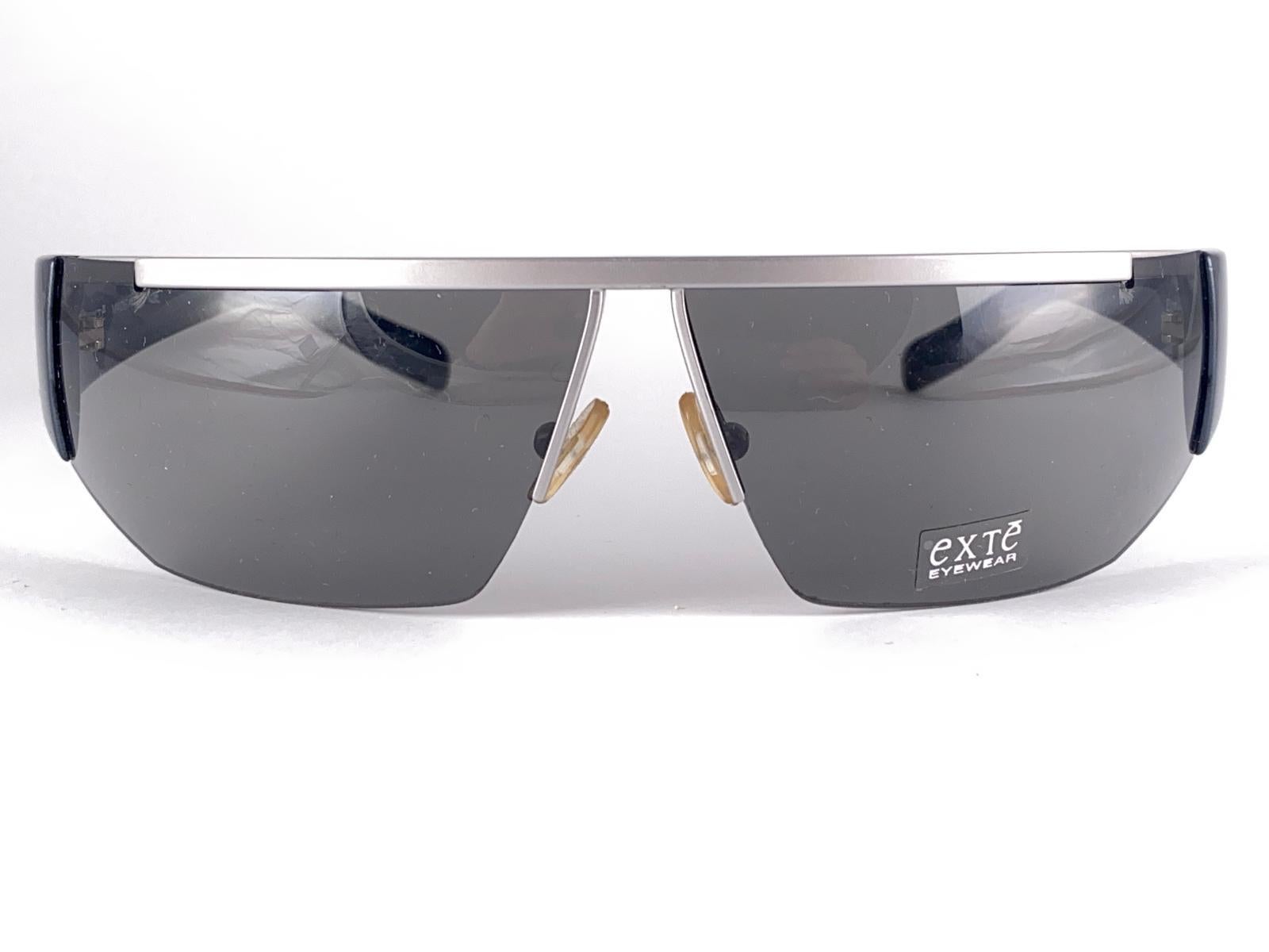 Vintage Exte EX 4 S  Matte Silver & Deep Blue Wrap Around  Sunglasses 2001 Italy For Sale 2