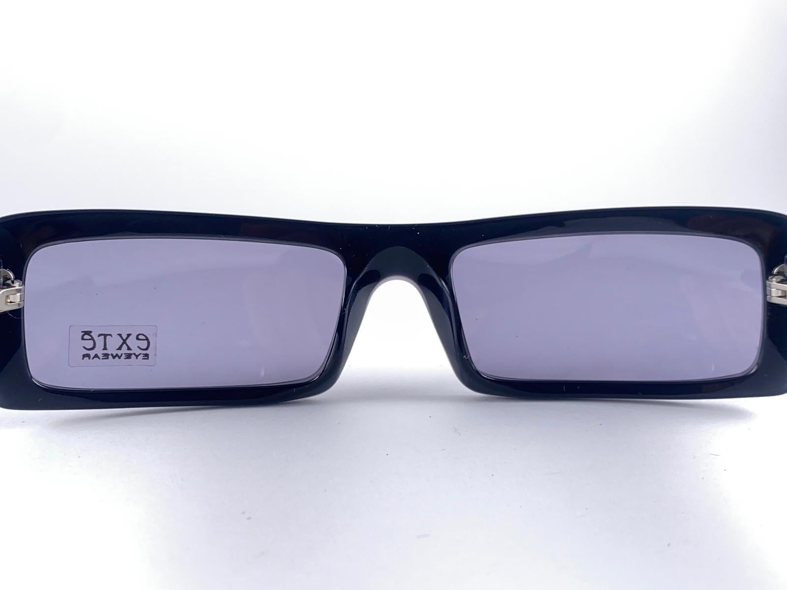 Women's or Men's Vintage Exte EX 9  Sleek Medium Dark Blue Sunglasses 2001 Italy For Sale