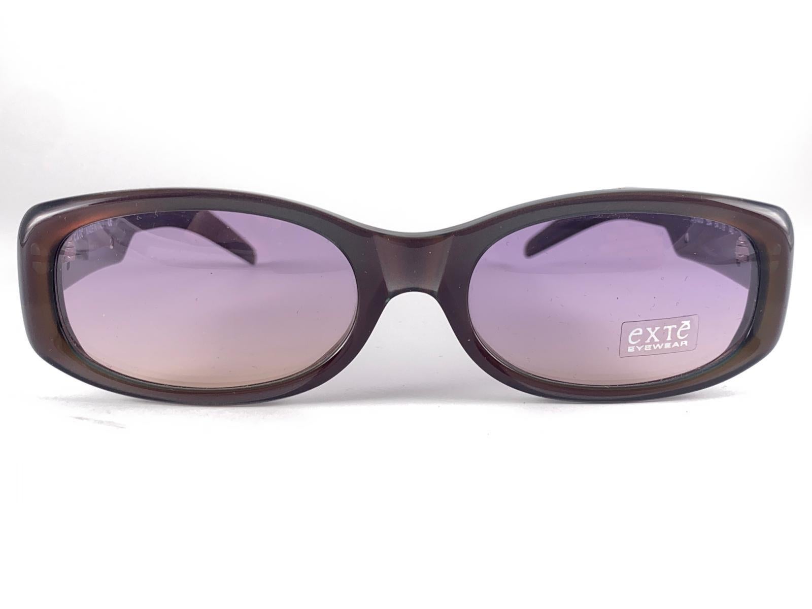 Vintage Exte EX10 Elegante mittelgroße burgunderrote Vintage-Sonnenbrille 2001 Italien für Damen oder Herren im Angebot