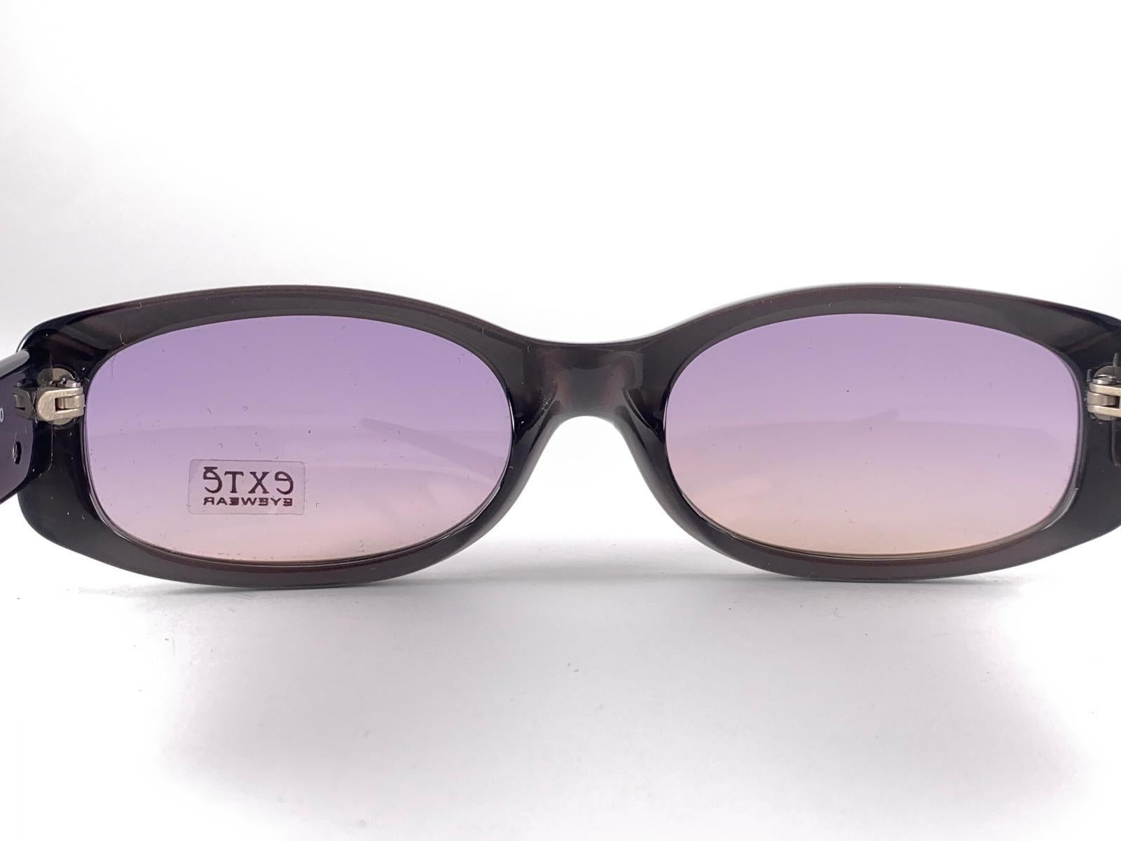 Vintage Exte EX10 Elegante mittelgroße burgunderrote Vintage-Sonnenbrille 2001 Italien im Angebot 1