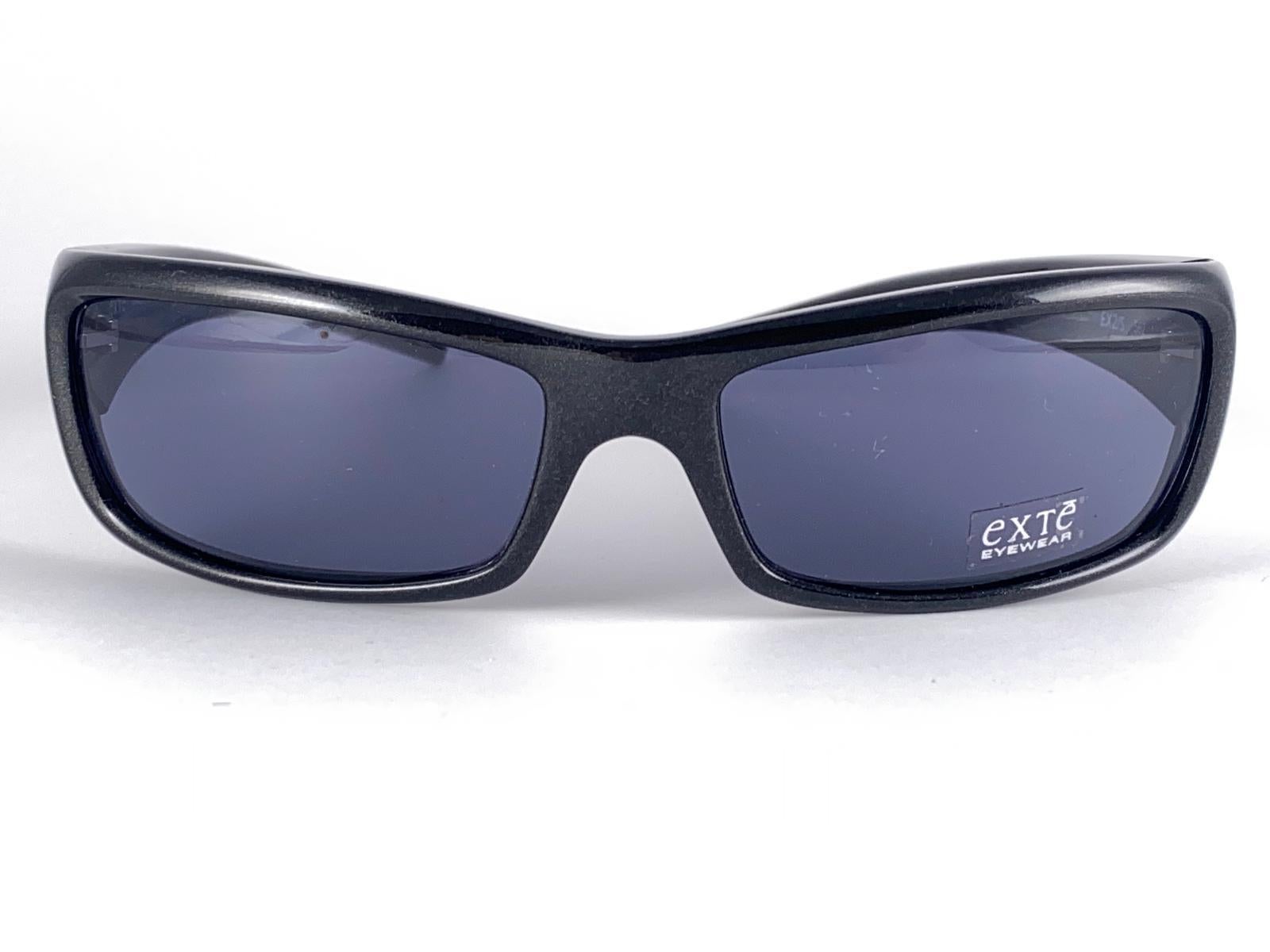 Vintage Exte EX2 Elegante schwarze Vintage-Sonnenbrille mit Wickelumrandung 2001 Italien

Vintage Exte Schwarze Sonnenbrille mit Wickeloptik. 

Dieser Artikel kann aufgrund der Lagerung leichte Gebrauchsspuren aufweisen.



Vorderseite : 18 cm

Höhe