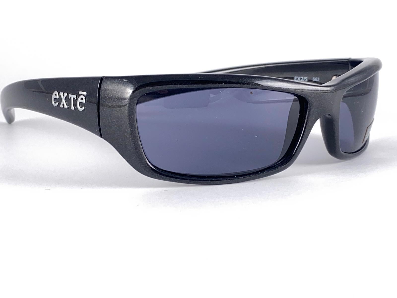 Vintage Exte EX2 Elegante schwarze Vintage-Sonnenbrille mit Wickelumrandung 2001 Italien für Damen oder Herren im Angebot