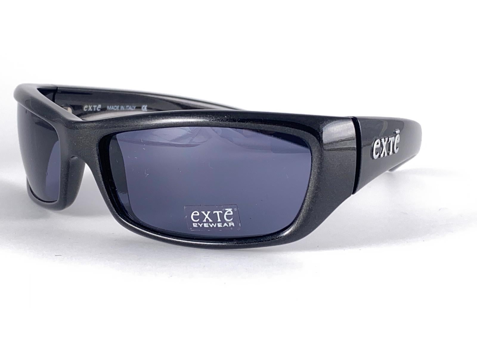 Vintage Exte EX2 Elegante schwarze Vintage-Sonnenbrille mit Wickelumrandung 2001 Italien im Angebot 1