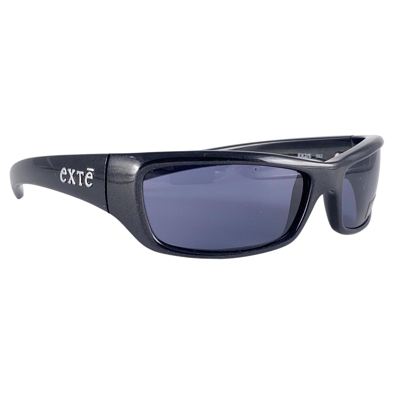 Vintage Exte EX2 Elegante schwarze Vintage-Sonnenbrille mit Wickelumrandung 2001 Italien im Angebot