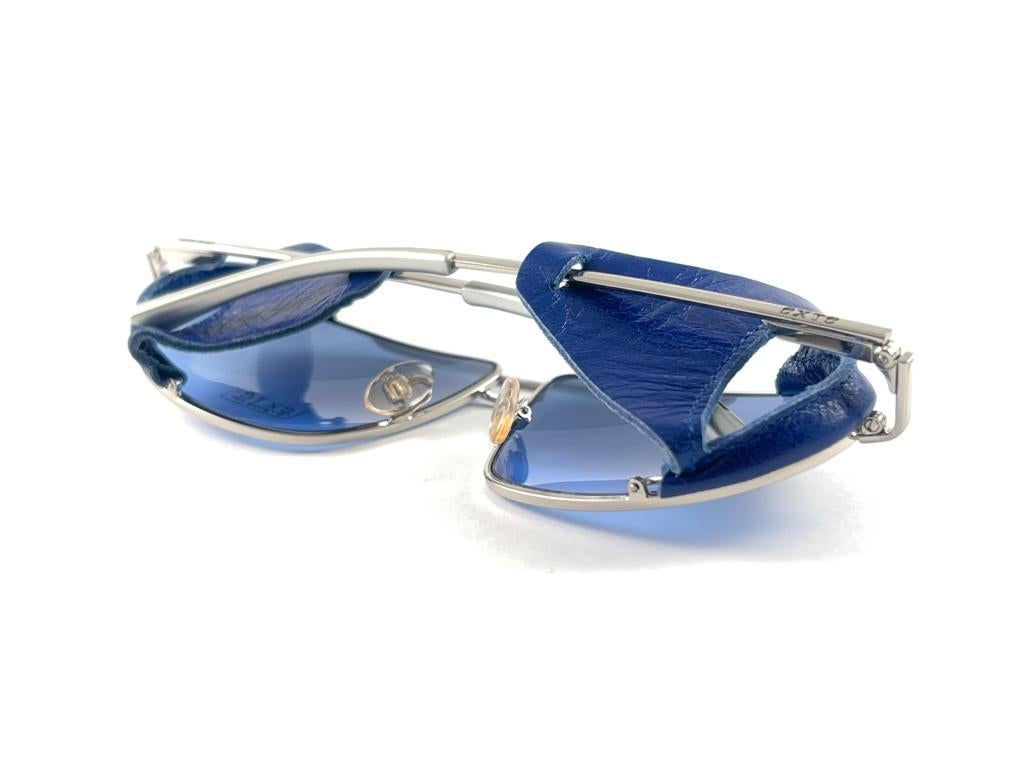 Vintage Exte EX43 Silver & Blue Faux Leather Wrap Around Sunglasses 2001 Italy In Excellent Condition For Sale In Baleares, Baleares