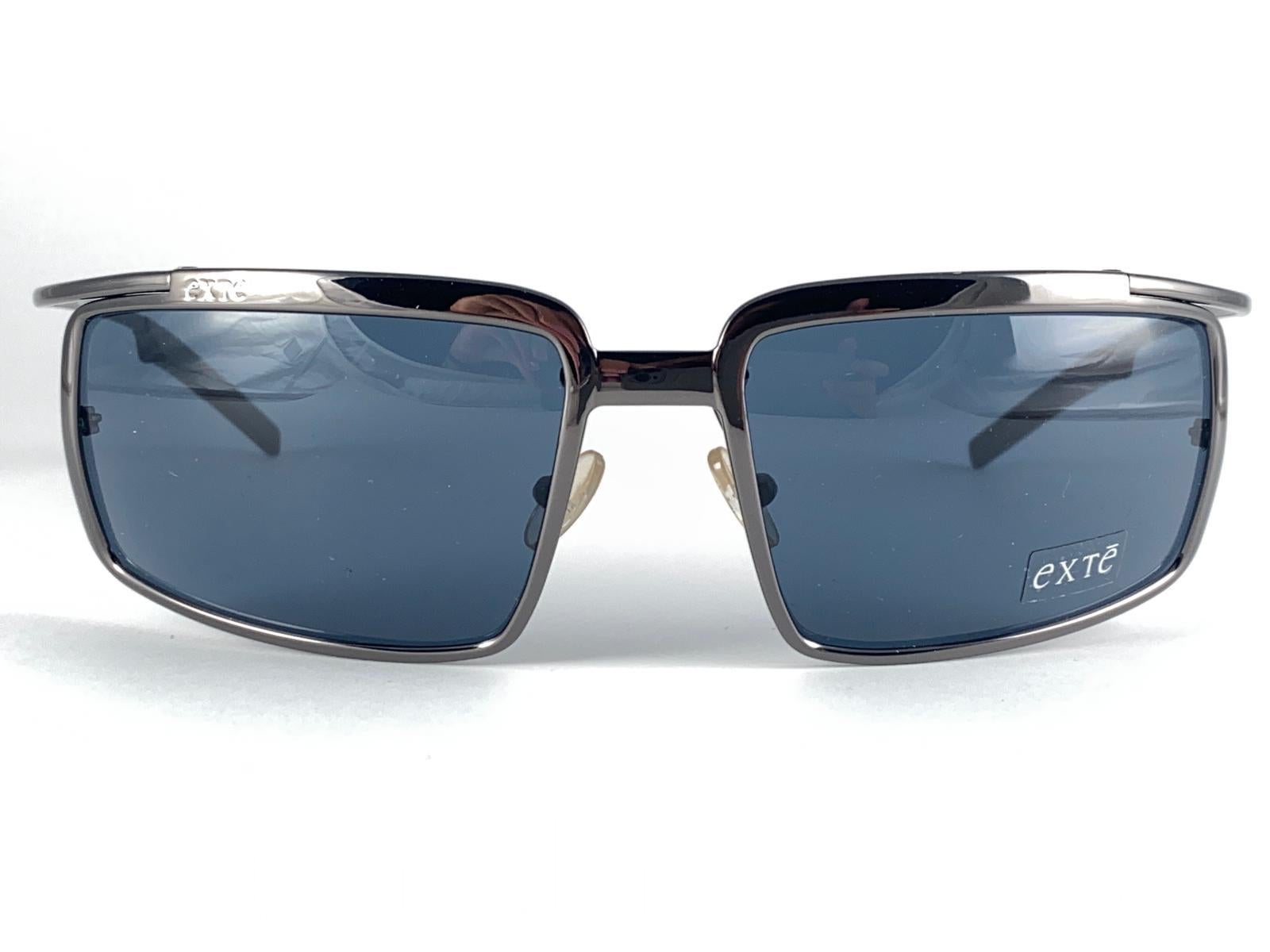 Vintage Exte Ex51603 Dark Silver Oversized Wrap Around Sunglasses 2001 Italy

Vintage Exte Wrap Around Oversized Silver Sunglasses Sporting Light  Mirrored Lenses.

This Item May Show Minor Sign Of Wear Due To Storage.



Front : 16 Cms

Lens Height