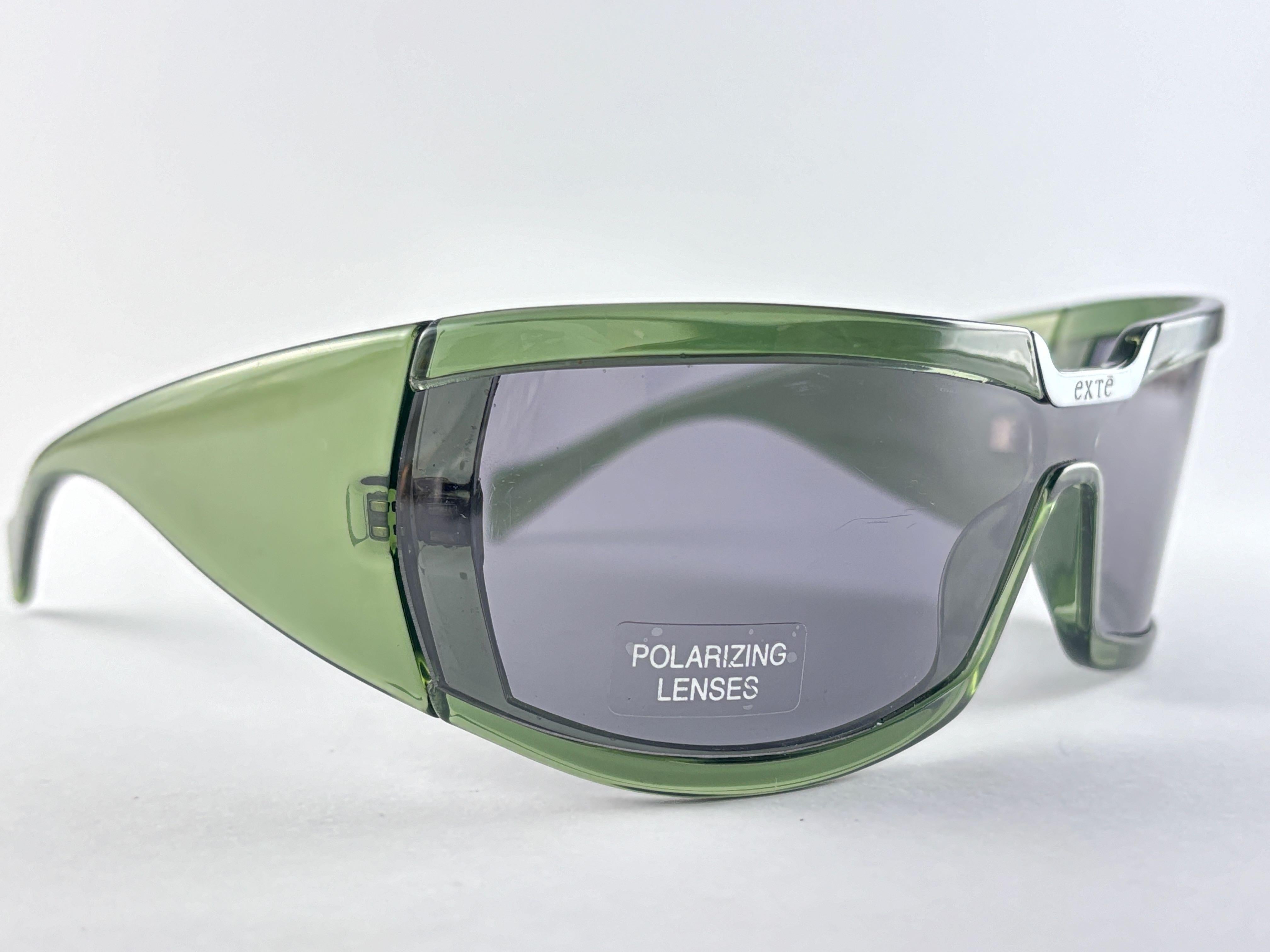 

Vintage Exte Wrap Around transluzent grün Sonnenbrille. 

Dieser Artikel kann Anzeichen von Verschleiß auf den Linsen aufgrund der Lagerung zeigen.



Hergestellt in Italien



Vorderseite                                     20 Zentimeter

Höhe