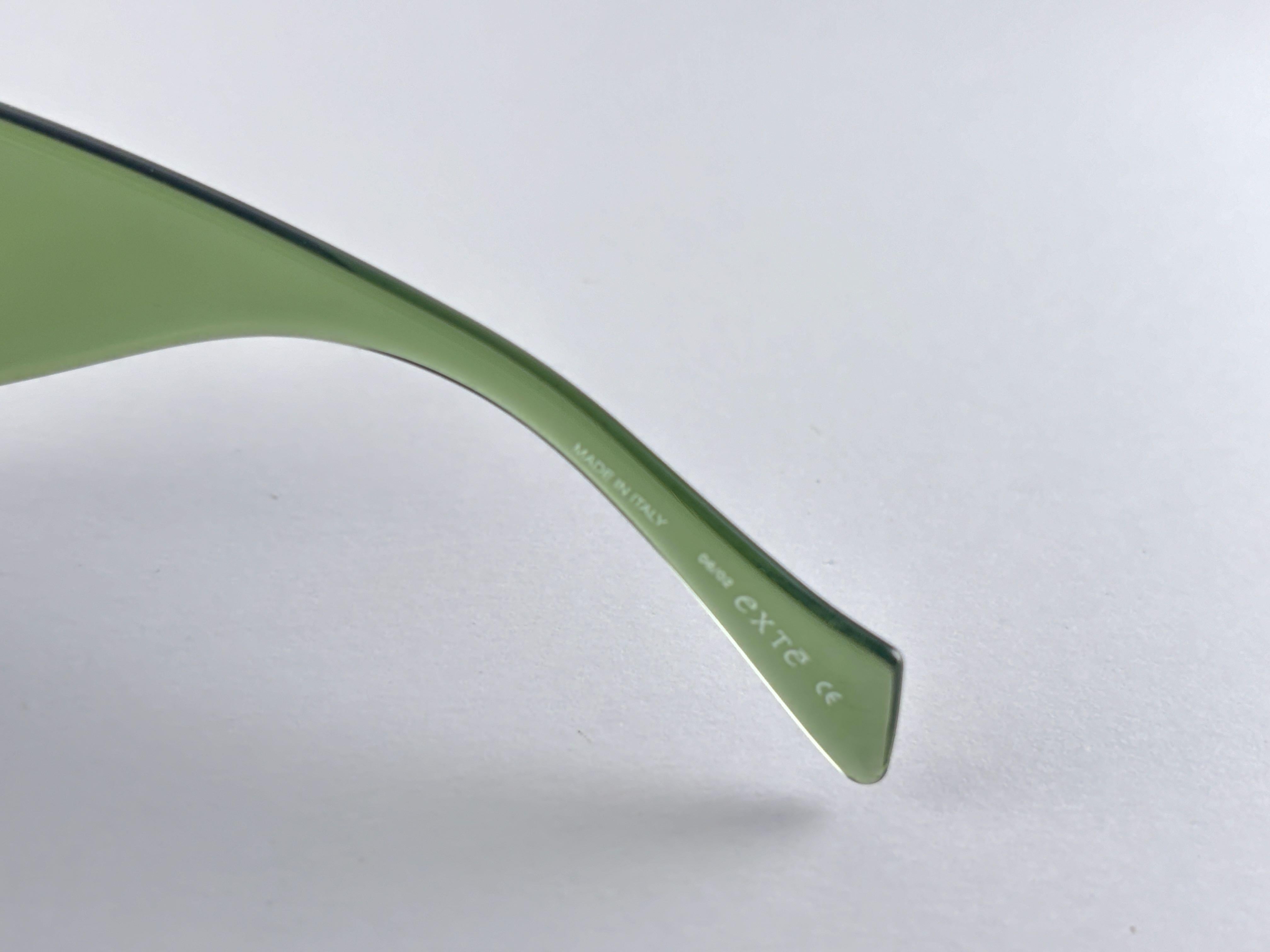 Vintage Exte EX66604 Transluzente Grüne Wickel-Sonnenbrille umgeben, Vintage 2001 Italien (Grau) im Angebot