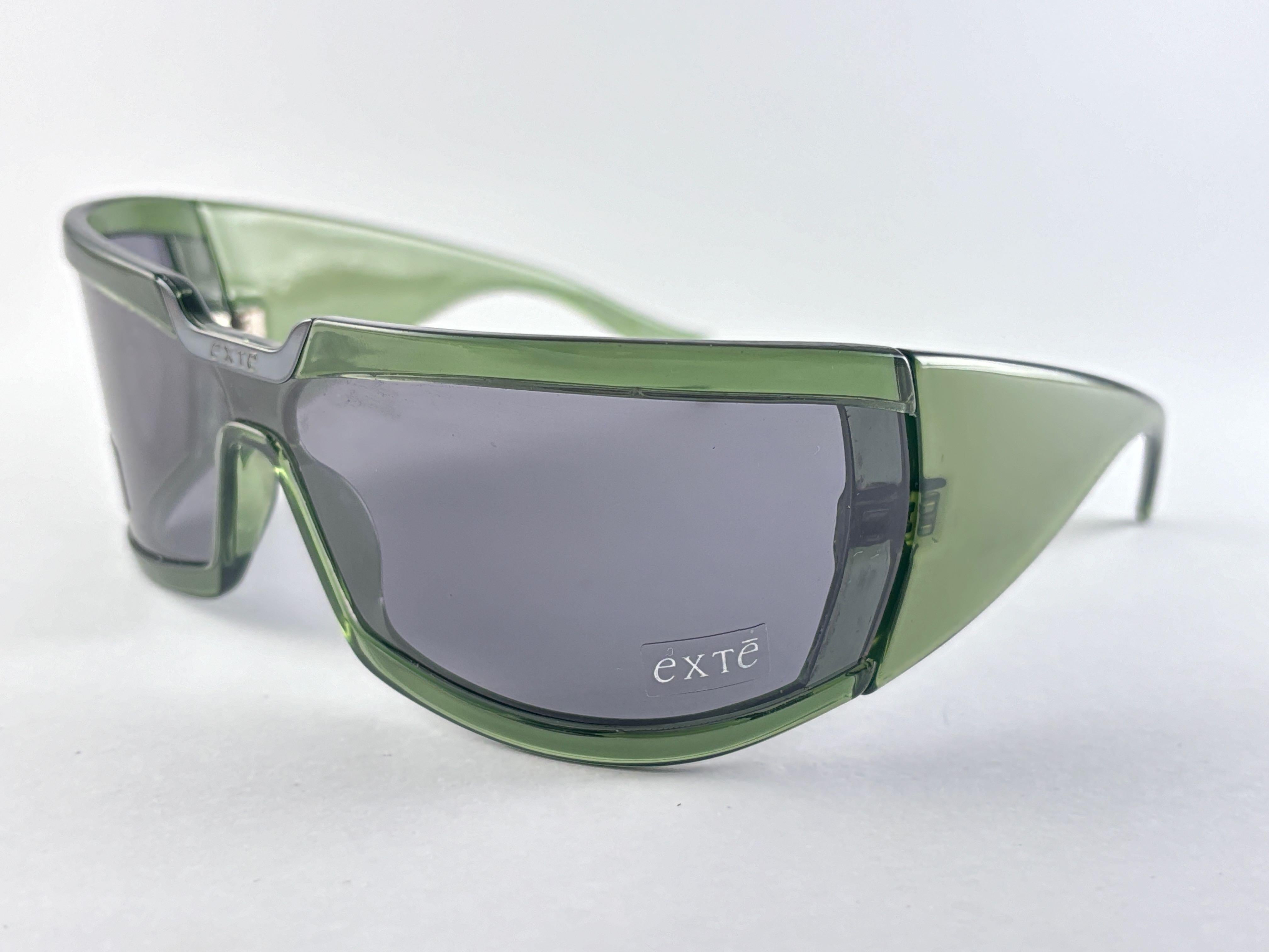 Vintage Exte EX66604 Transluzente Grüne Wickel-Sonnenbrille umgeben, Vintage 2001 Italien für Damen oder Herren im Angebot