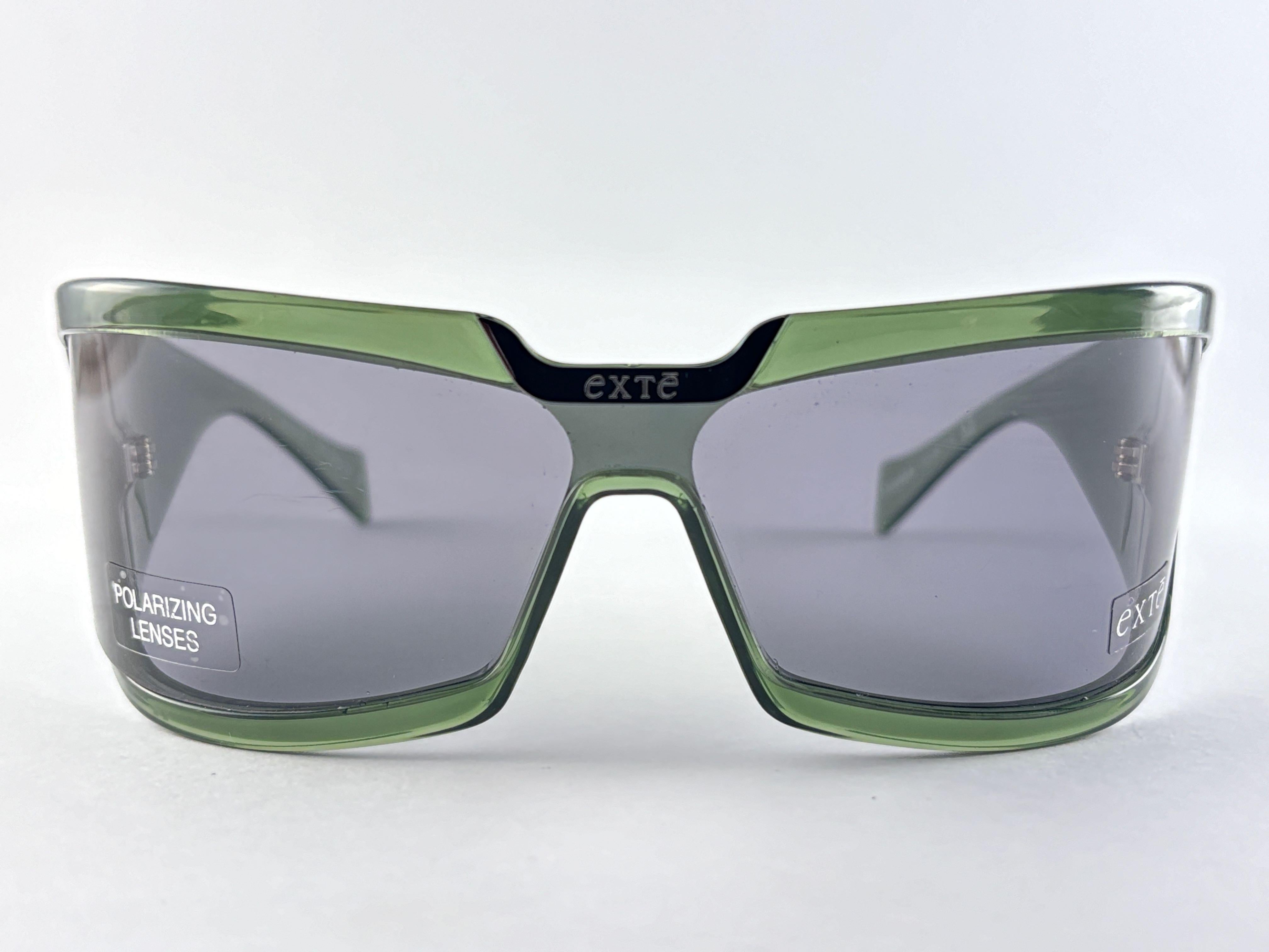 Vintage Exte EX66604 Transluzente Grüne Wickel-Sonnenbrille umgeben, Vintage 2001 Italien im Angebot 1