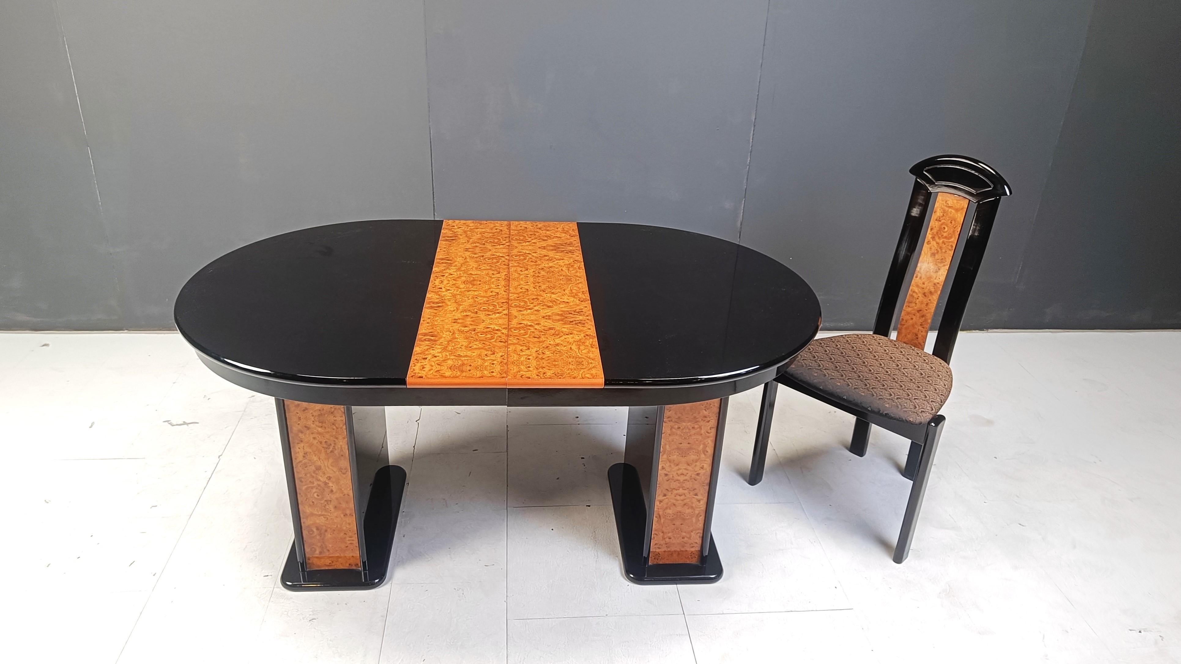 
Table de salle à manger vintage à rallonge en bois laqué et ronce.

Magnifiques panneaux en ronce de bois avec de superbes motifs naturels montés sur deux absides en ronce de bois et bois laqué.

La table est exendable.

Années 1970 -